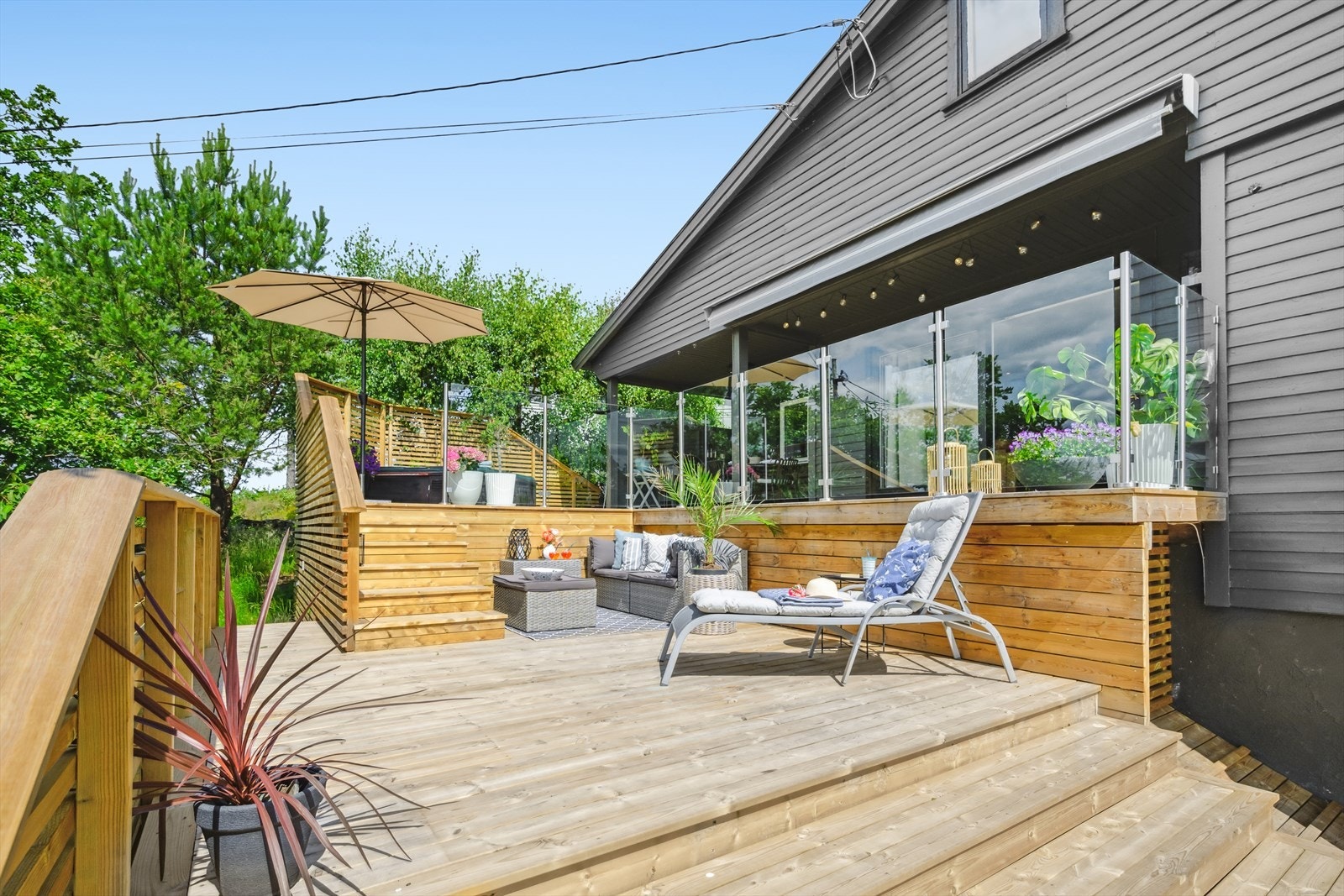 Nyt solrike ettermiddager og vakkert utstyn fra boligens flotte balkong og terrasse Galleribilde