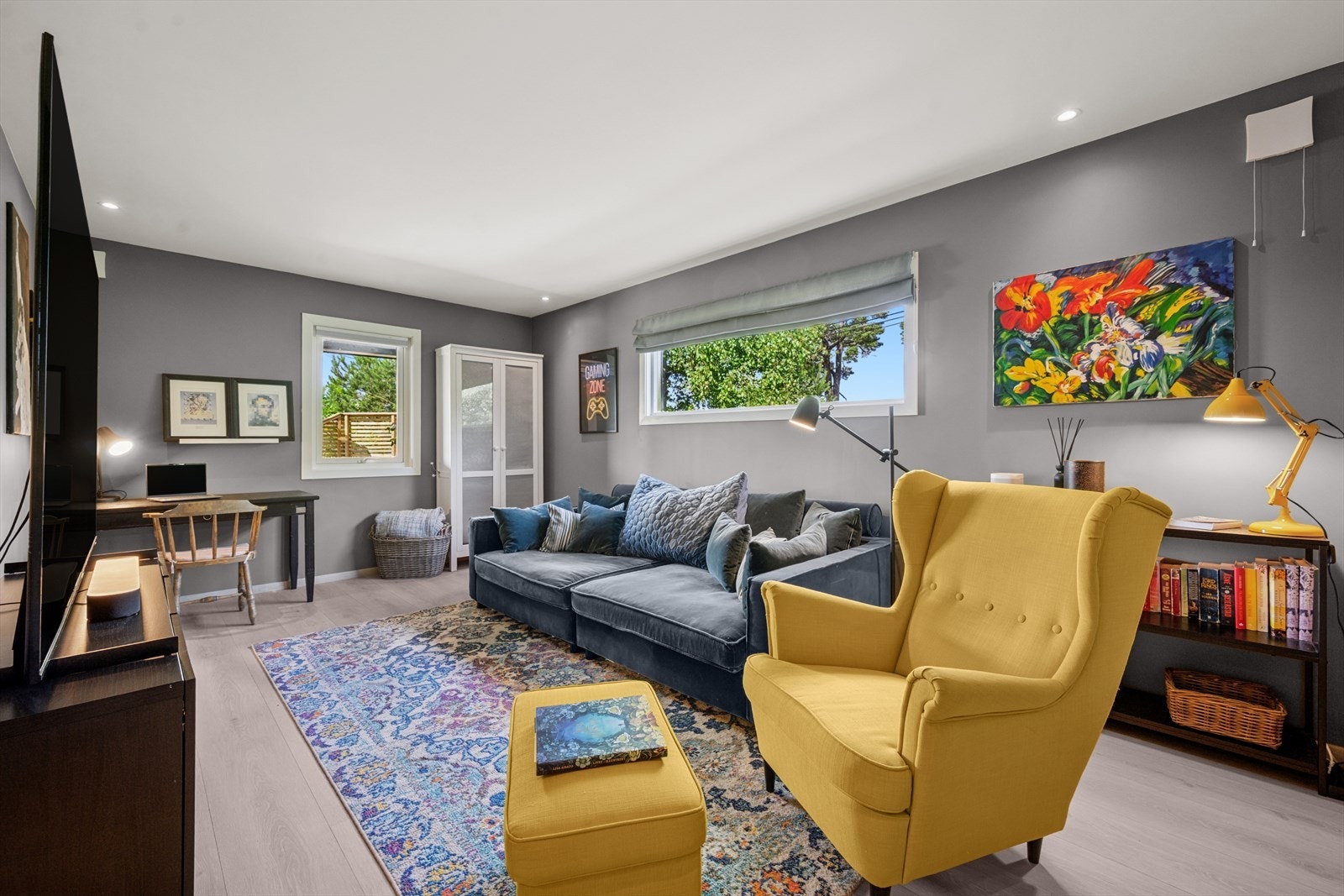 TV-stuen har store vindusflater som slipper rikelig med naturlig lys inn i rommet fra flere sider. Galleribilde