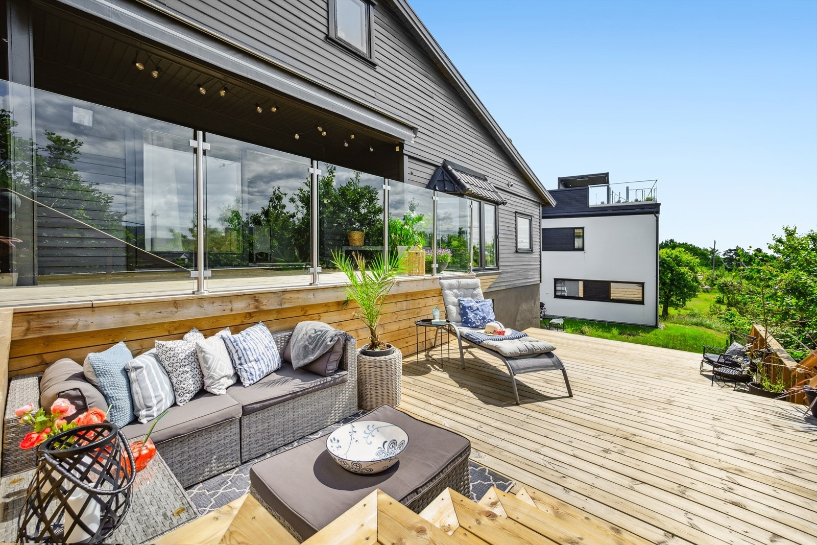 Eiendommen ligger i et ettertraktet og etablert boområde sentralt på Sogsti i Drøbak. Galleribilde