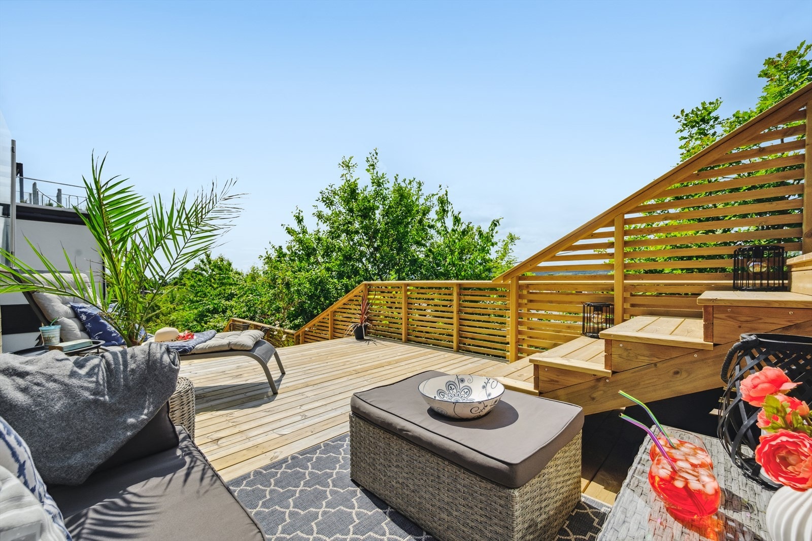 Terrasse og platting er vestvendt og sikrer kveldsolen Galleribilde