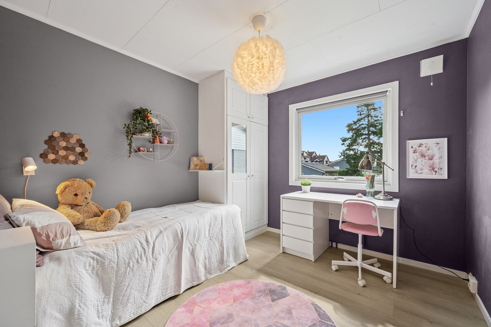 Soverom 3 Hyggelig soverom med plassbebygd garderobe. Galleribilde