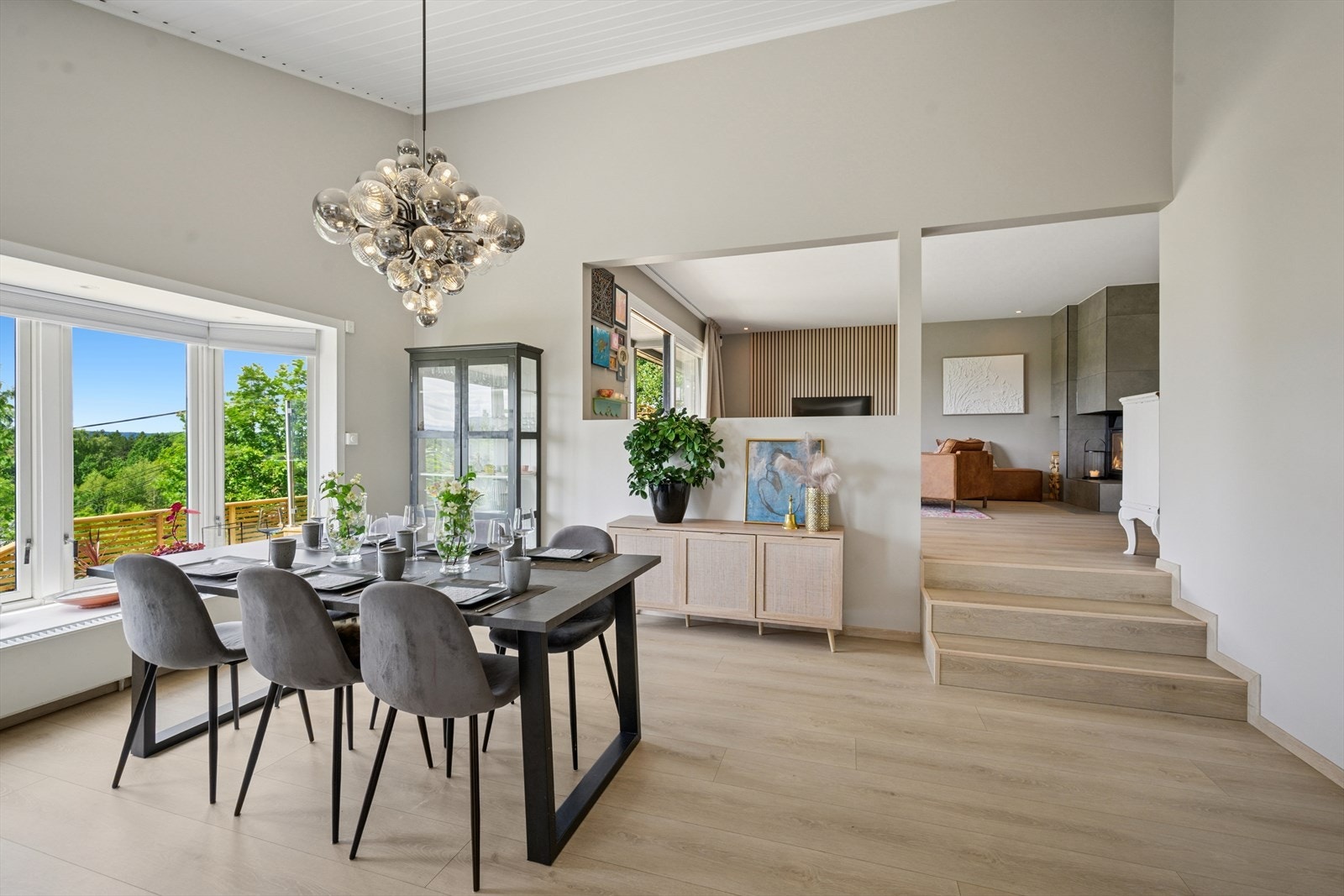 Lys og luftig spisestue med store vindusflater og god takhøyde - her er det plass til hele familien. Galleribilde