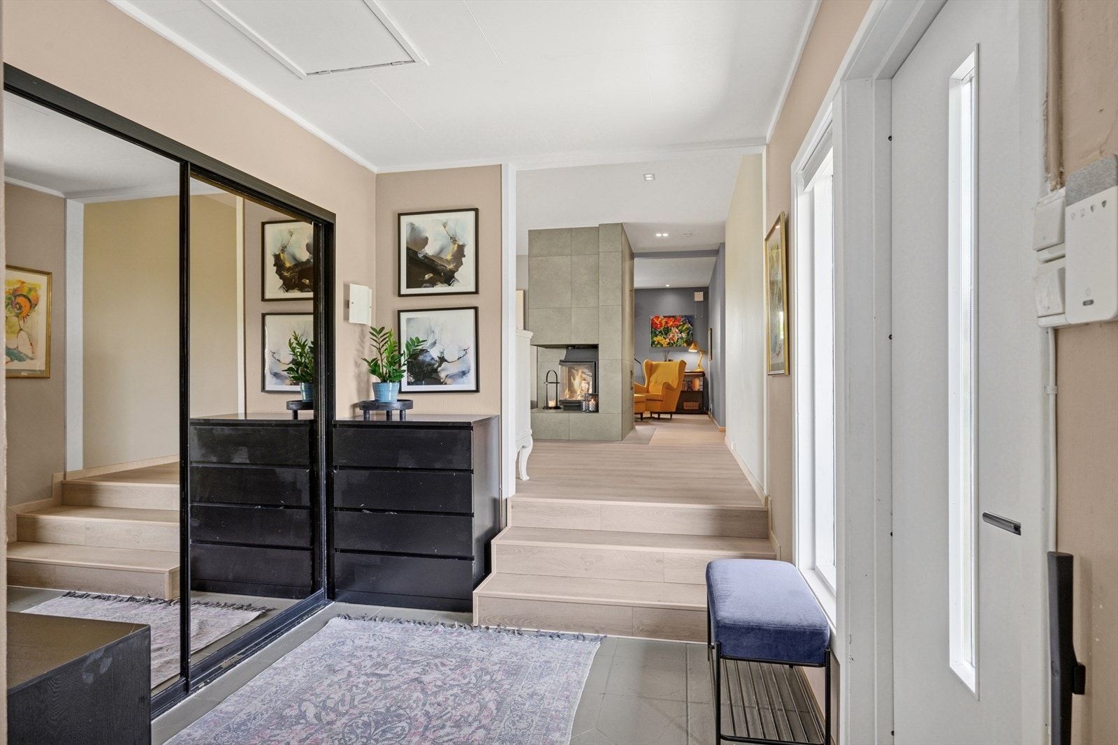 Innbydende entré/gang med plass til oppbevaring av yttertøy og sko i garderobe - velkommen inn! Galleribilde