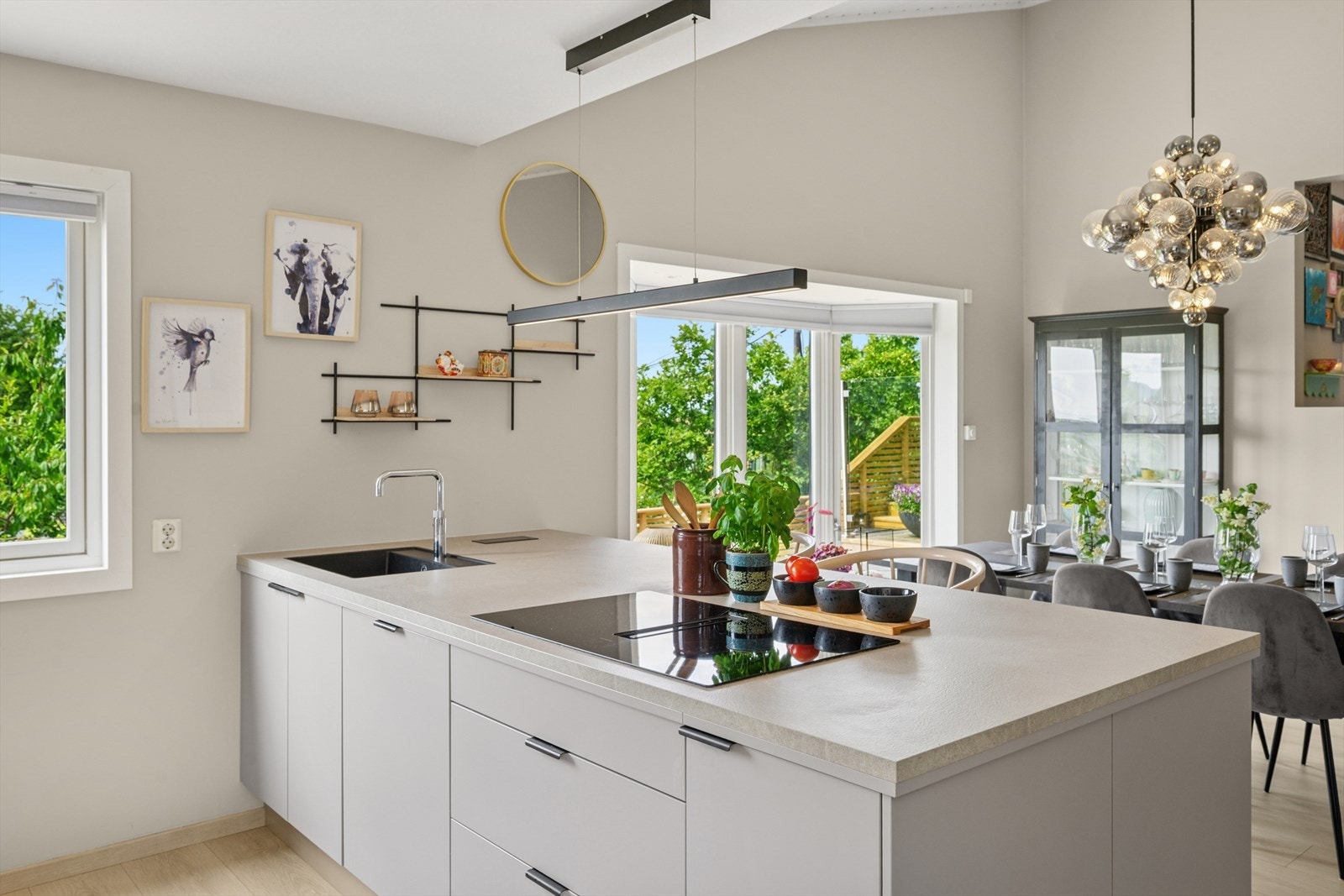 God arbeidsplass og sosial kjøkkenøy. Blandebatteri fra Quooker som gir kokende vann. Siemens induksjonstopp med kullfilter. Galleribilde