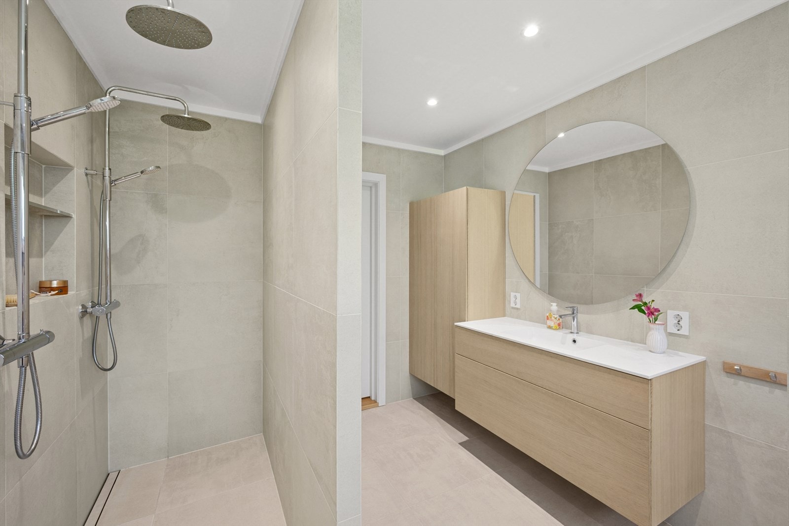 Lekkert flislagt baderom med behagelig gulvvarme nytt i 2023. Baderoms innredning fra Danske Dansani i såpet nordisk eik. Godt med oppbevaring i servantskap og høyskap. Galleribilde