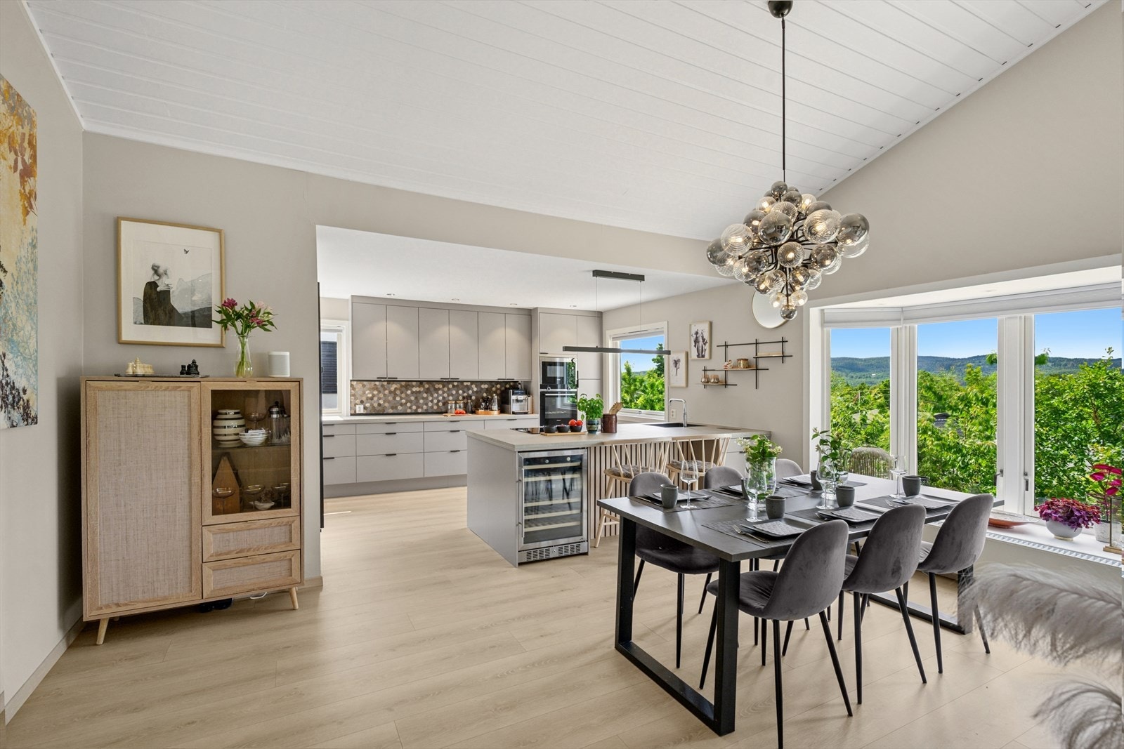 Del av bolig er malt i duse og delikate fargevalg Galleribilde