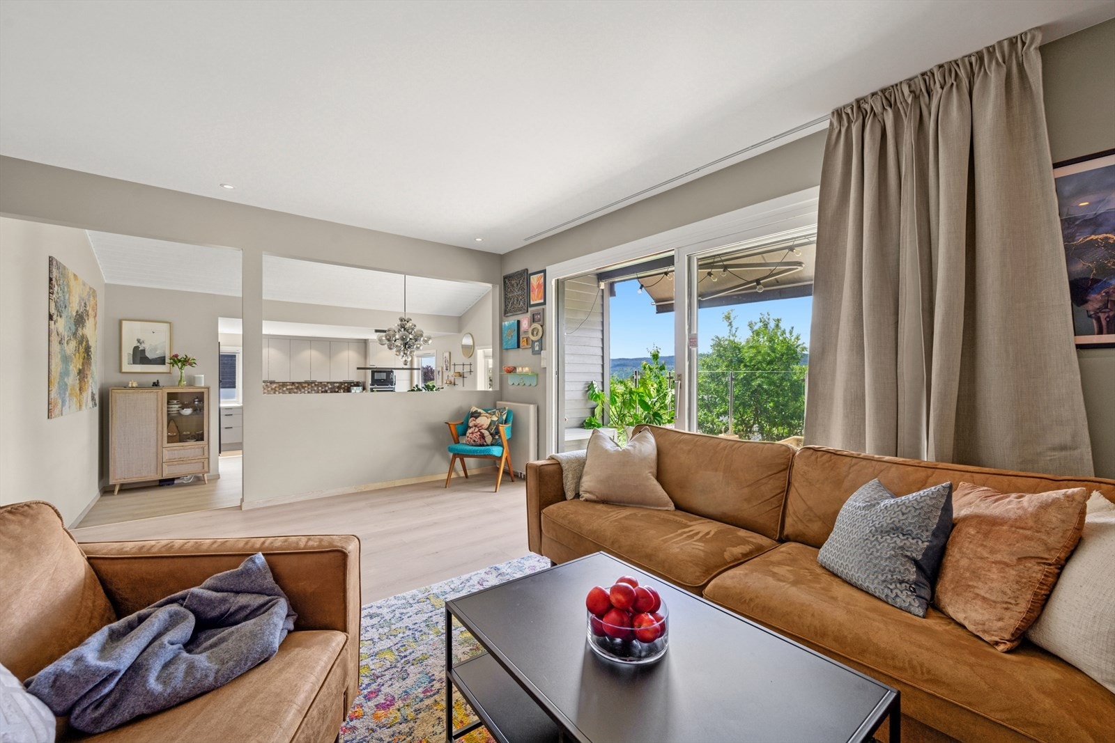 Fra stuen er det utgang til terrasse, uteplass og hage. Galleribilde