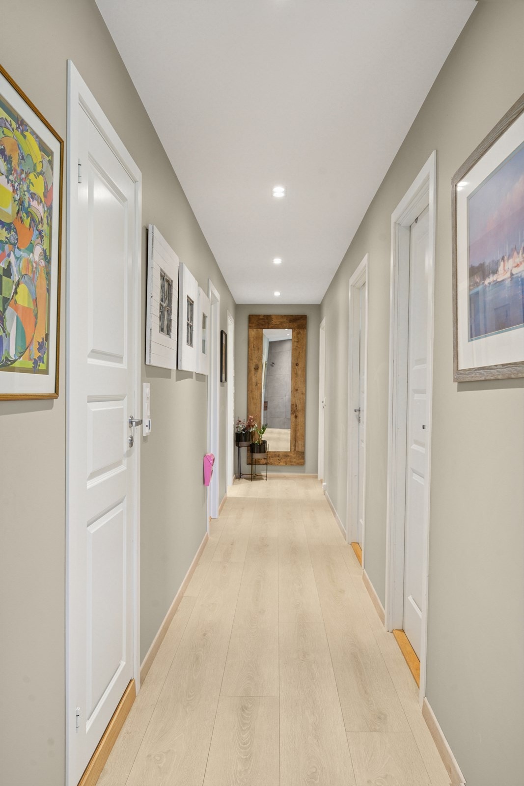 Huset er innredet med hele 6 soverom, et av soverommene ligger i underetasjen. Galleribilde