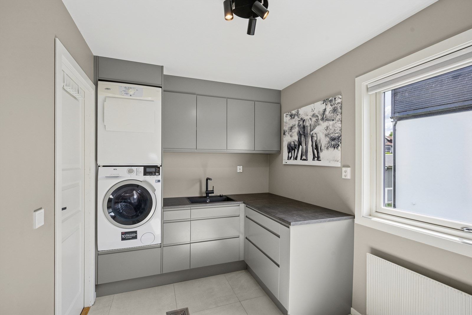 Vaskerommet har innredning fra Epoq fra 2023 og har god skapplass, utslagsvask med uttrekkbart dusjhode, praktisk benkeplate og opplegg for organisering av tøy og resirkulering. Galleribilde