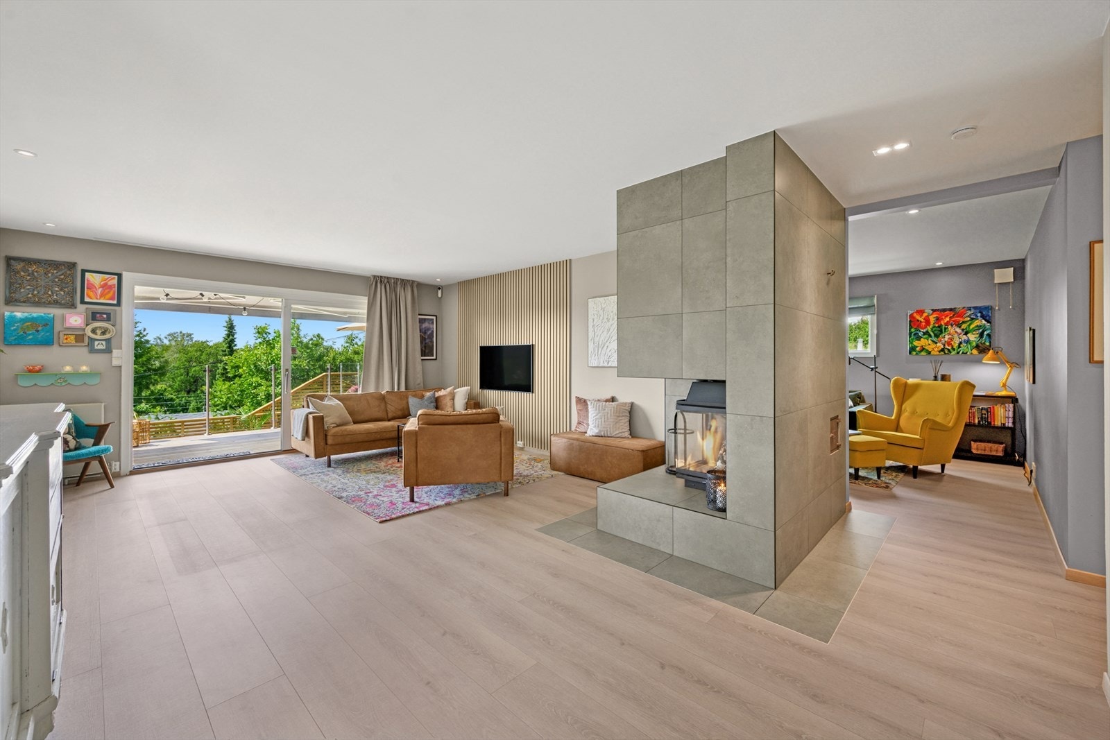 Ved salongen er det stemningsfull peis, som gir ekstra hygge gjennom vinterhalvåret. Galleribilde