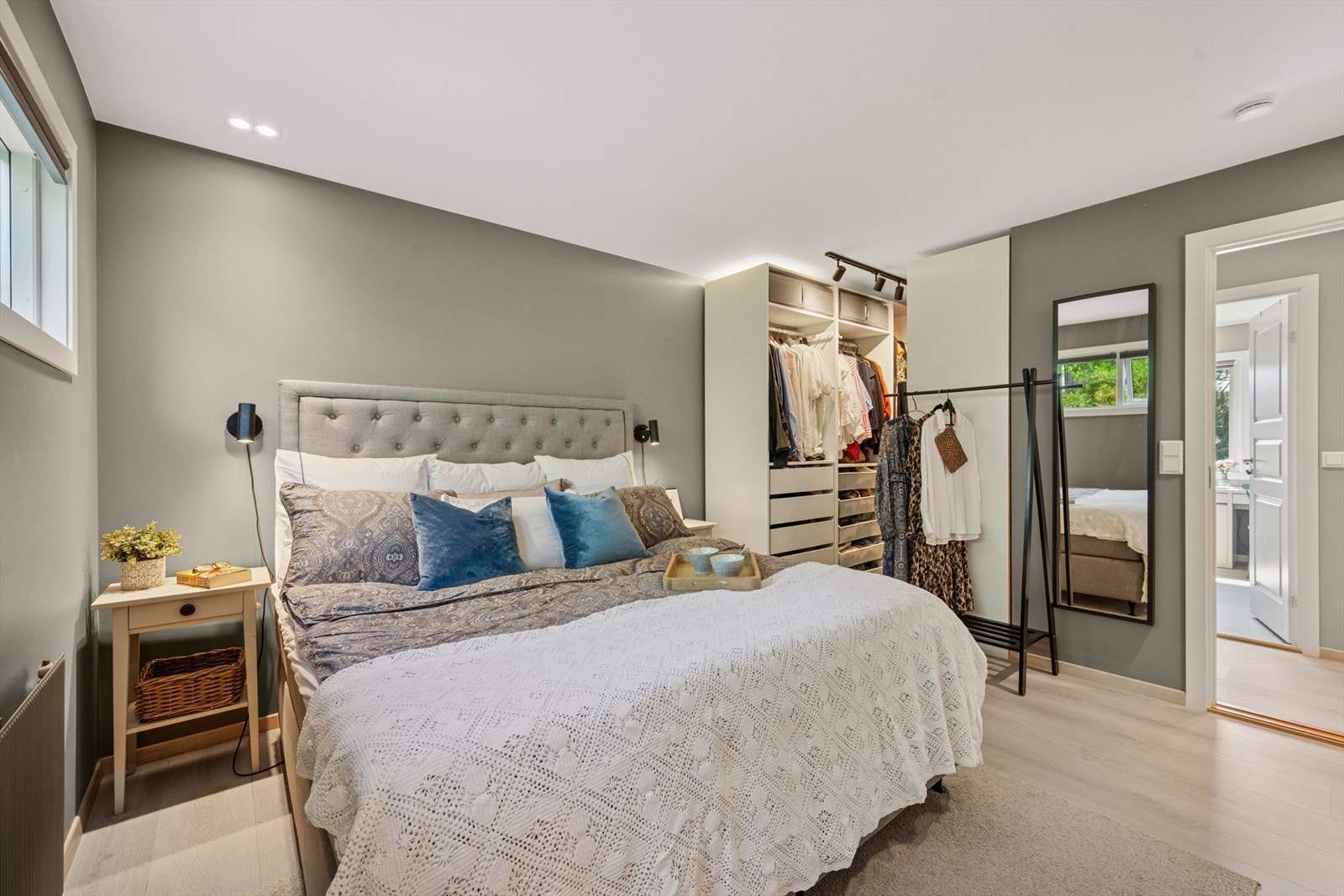 Hovedsoverom med åpen praktisk garderobe. Galleribilde