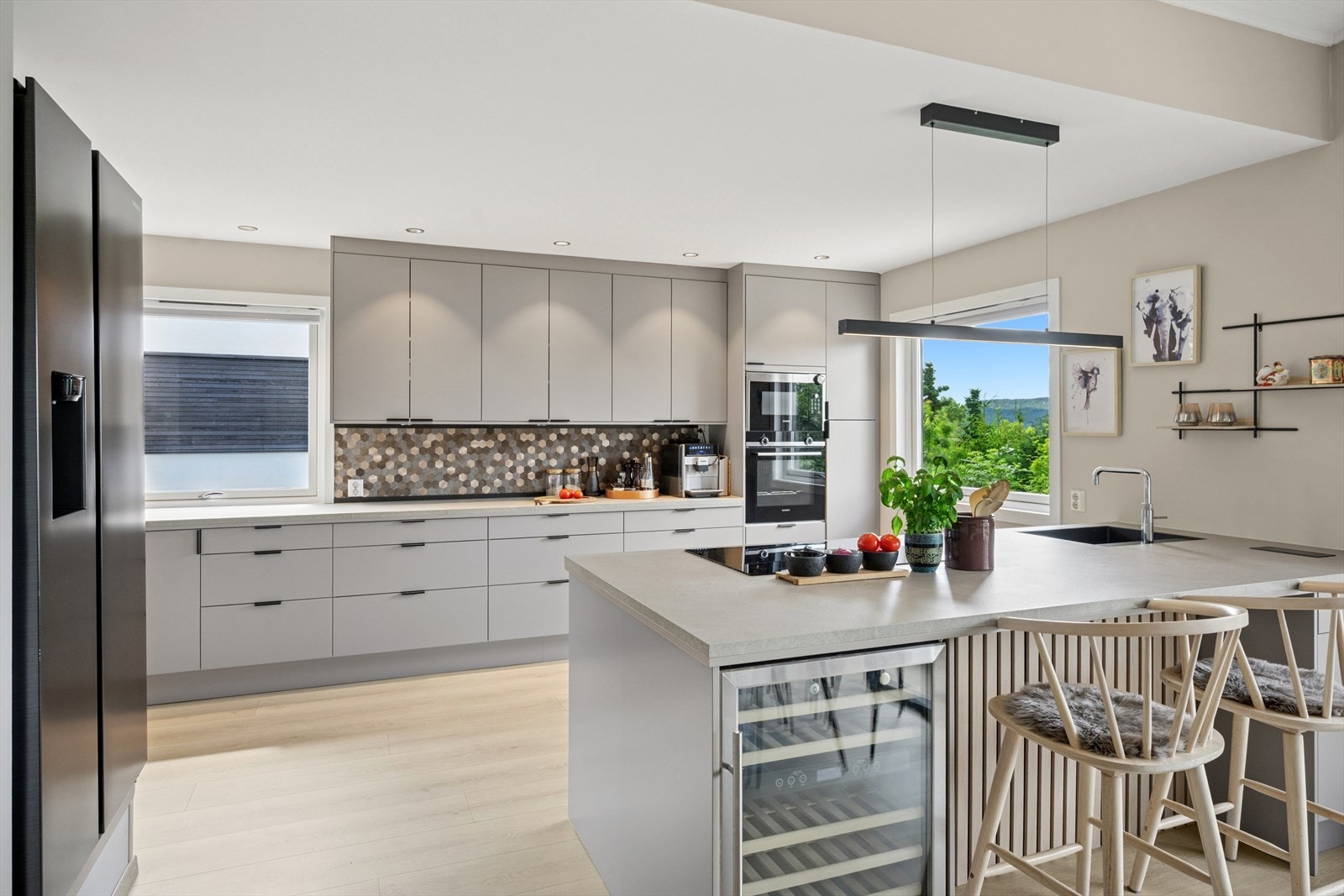 Et slitesterkt og stilfullt kjøkken med nordisk design. Galleribilde