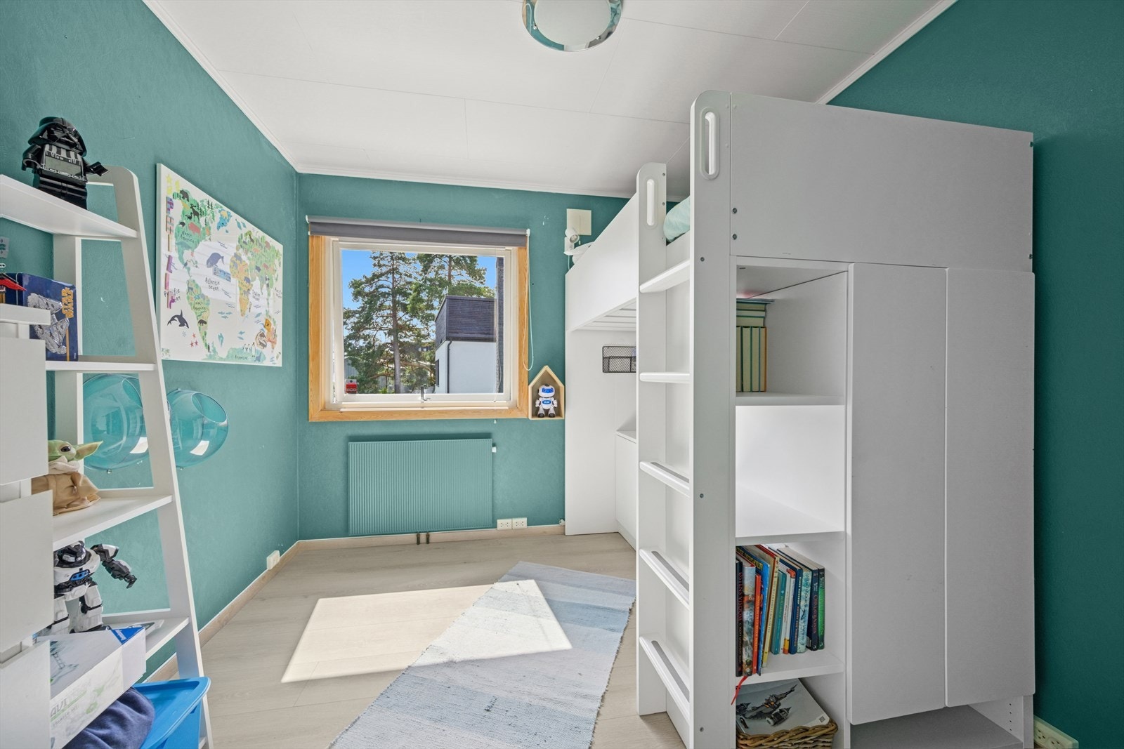 Soverom 5 Praktisk Høy seng fra IKEA med skap og skrivebord kan følge med. Galleribilde