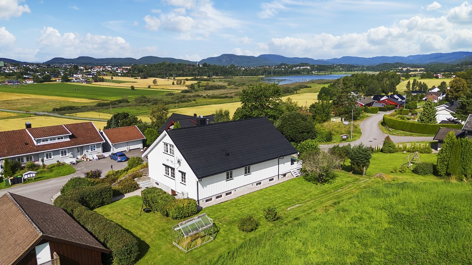 Boligen strekker seg over 3 plan og er meget innholdsrik Galleribilde