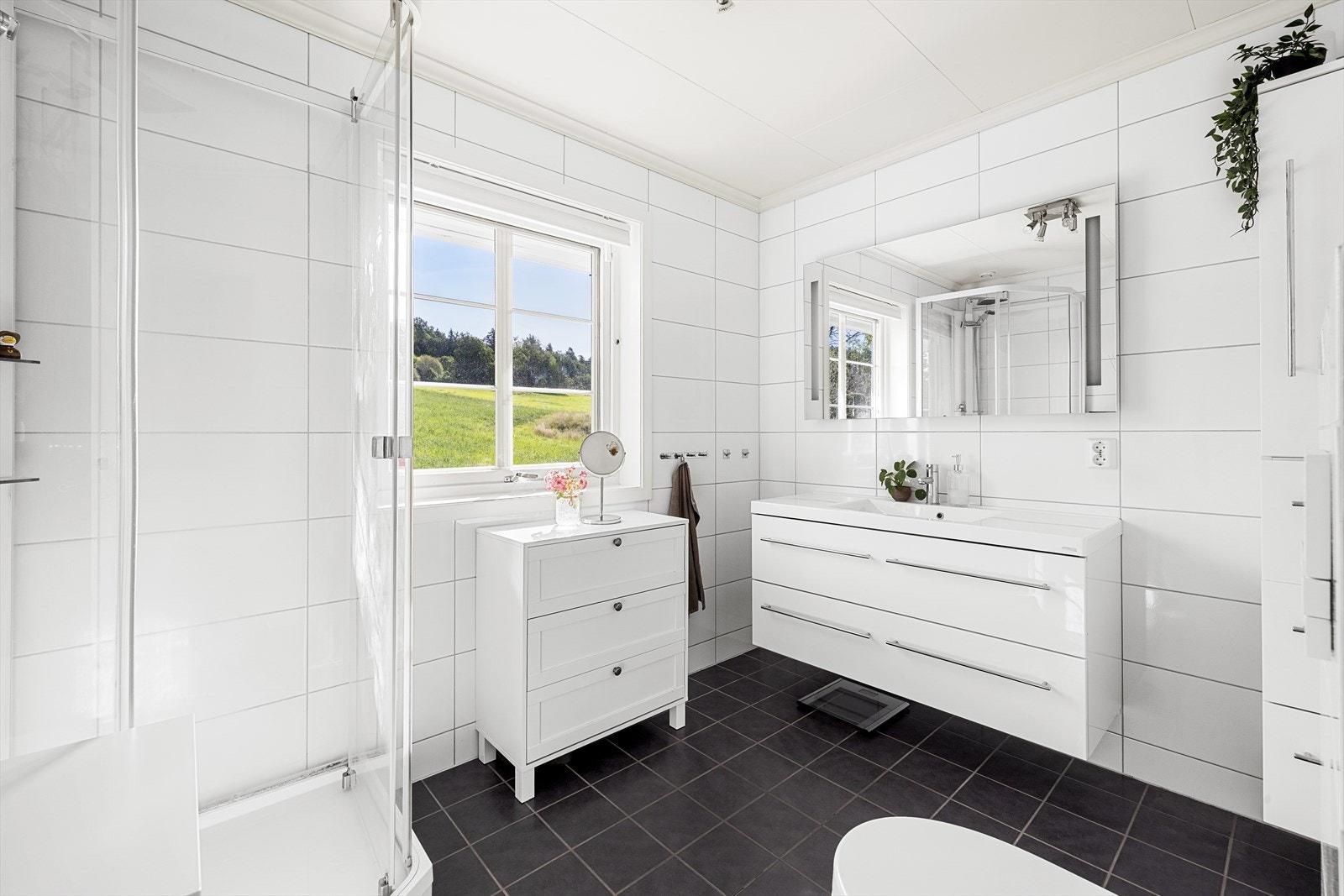 Baderom i tilknytning til hovedsoverom Galleribilde