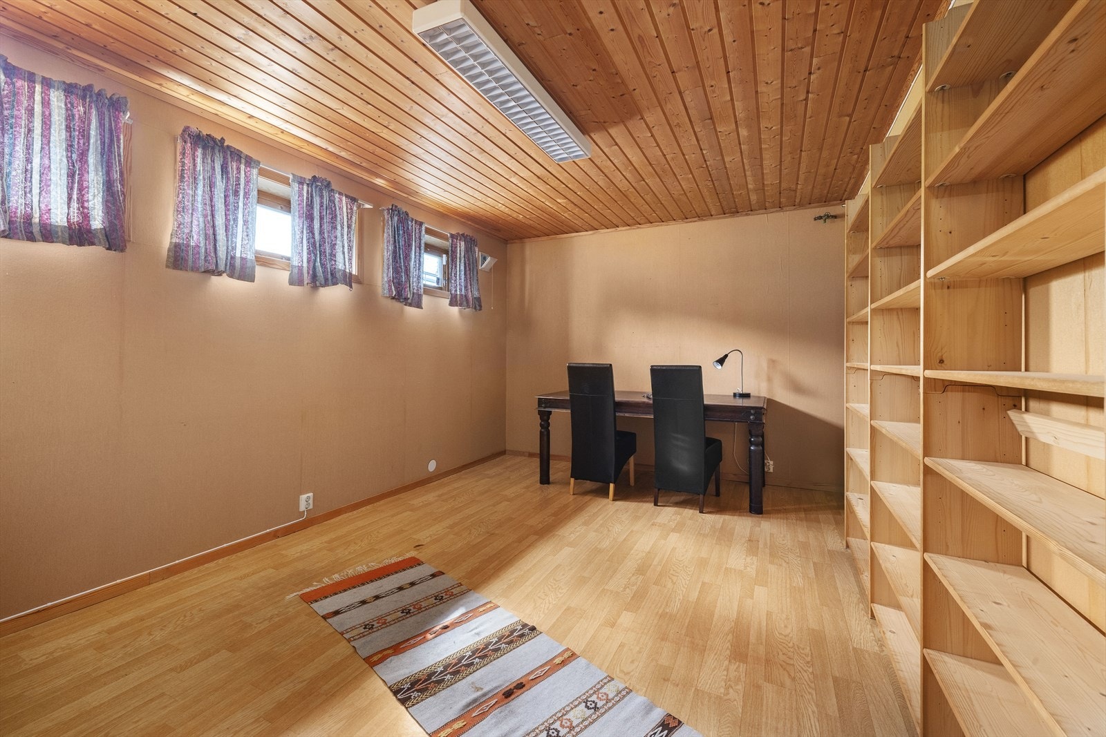 Kjelleren byr på flere disponible rom og boder, i tillegg til vaskerom, kjølerom og oppholdsrom Galleribilde