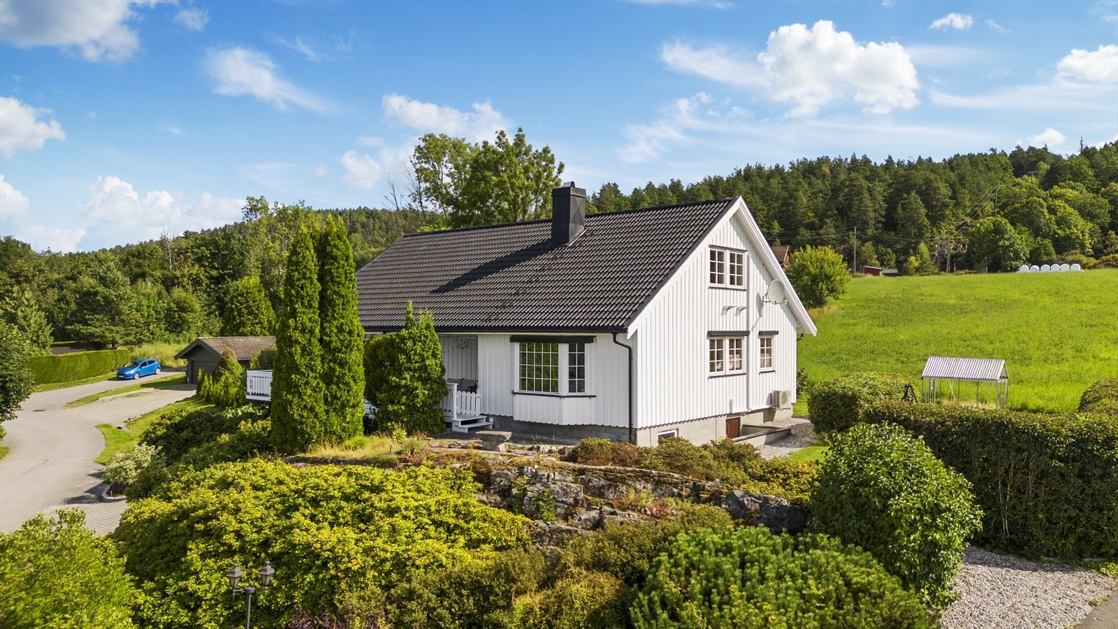 Utearealene er innbydende med hage, terrasse og balkong som gir gode solforhold og ulike soner for avslapping og aktivitet Galleribilde