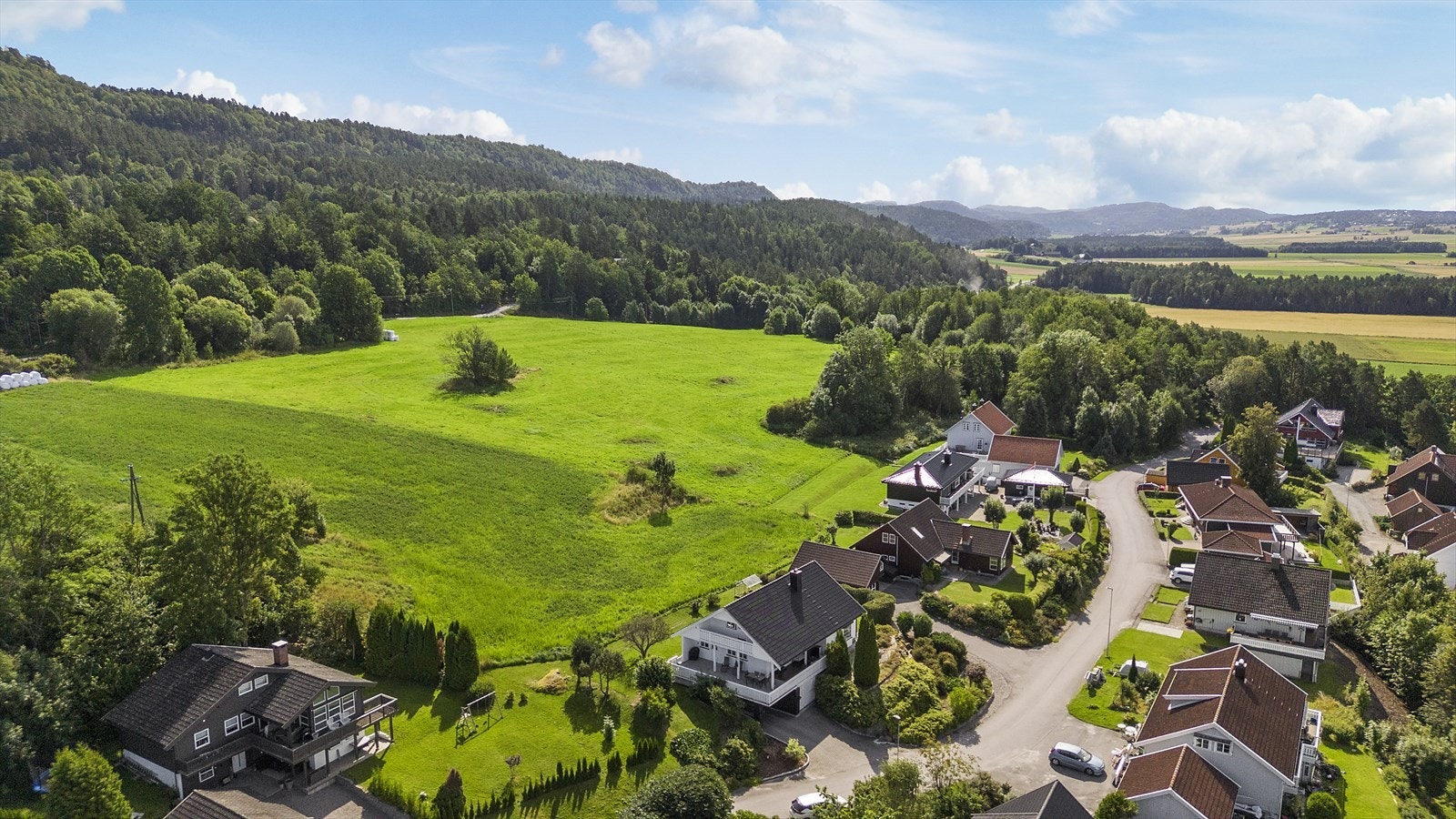 Det er kort vei til både barnehager og skoler med skolebusser til de aktuelle skolene Galleribilde