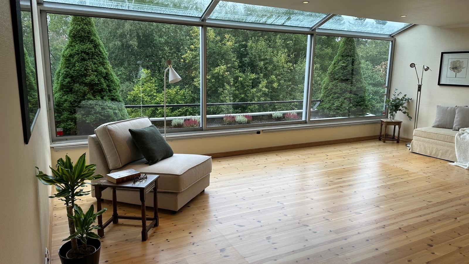 Selgers bilde av vintehagen med utsyn til det grønne i Mærradalen. Galleribilde