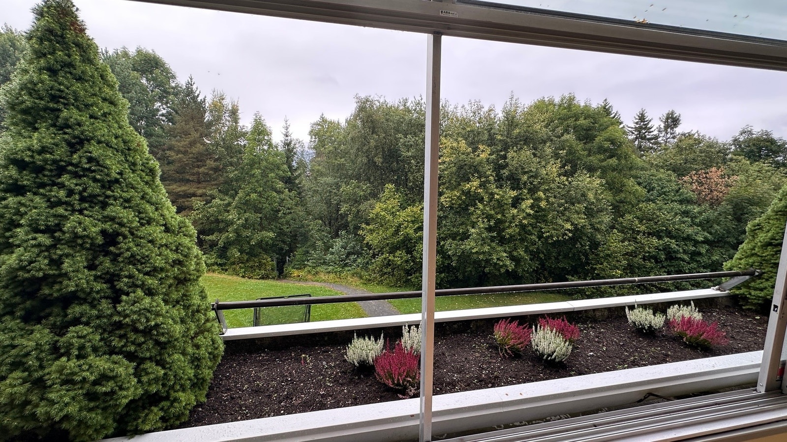 Utsyn mot det grønne i Mærradalen. Galleribilde