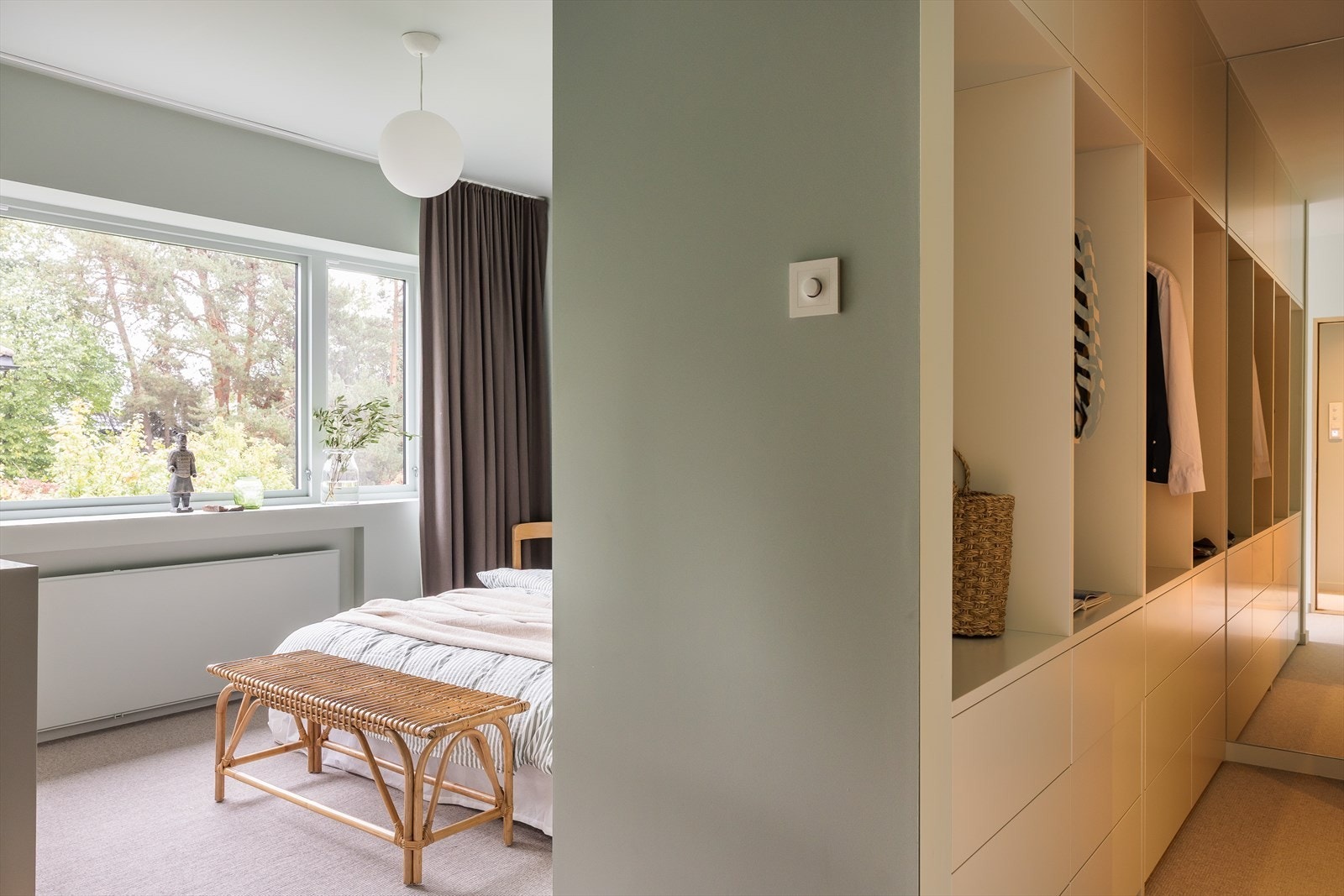 Hovedsoverom med bad en-suite og walk-in closet med oppheng, skuffer og hyller. Galleribilde