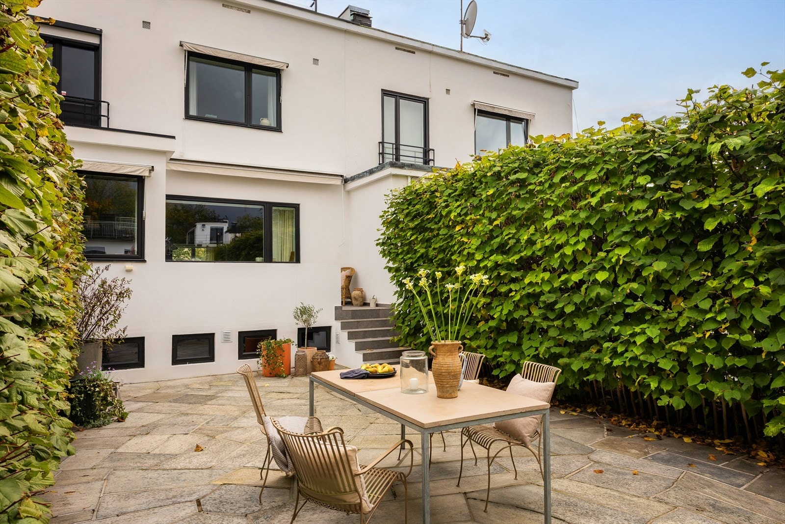 Funkisperle/Townhouse med fantastisk beliggenhet, tilbaketrukket, usjenert og solrikt, i blindvei, på Heia/Frogner. Galleribilde