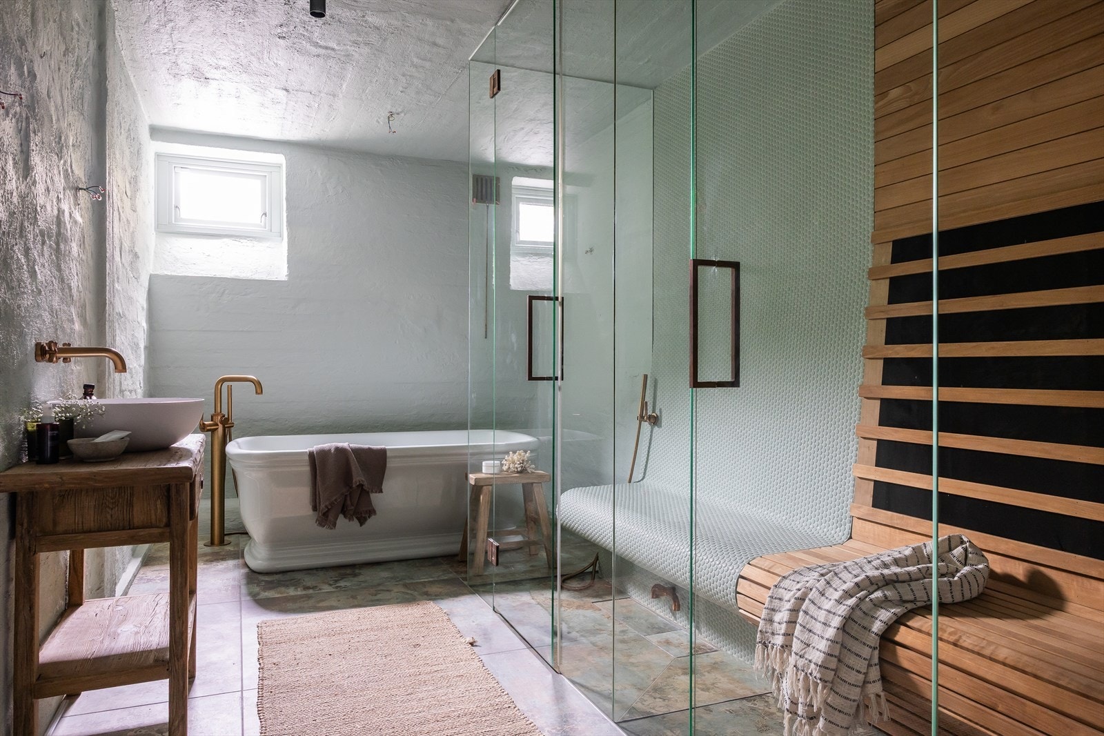 Bad/spa med frittstående badekar, IR-badstue og steambadstue. Galleribilde