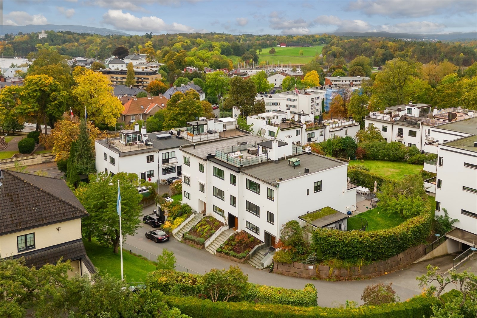 Boligen ligger ypperlig til på Heia, tilbaketrukket fra trafikk, på en høyde, med fantastisk utsikt og svært gode solforhold. Boligen disponerer en parkeringsplass rett utenfor huset. Galleribilde