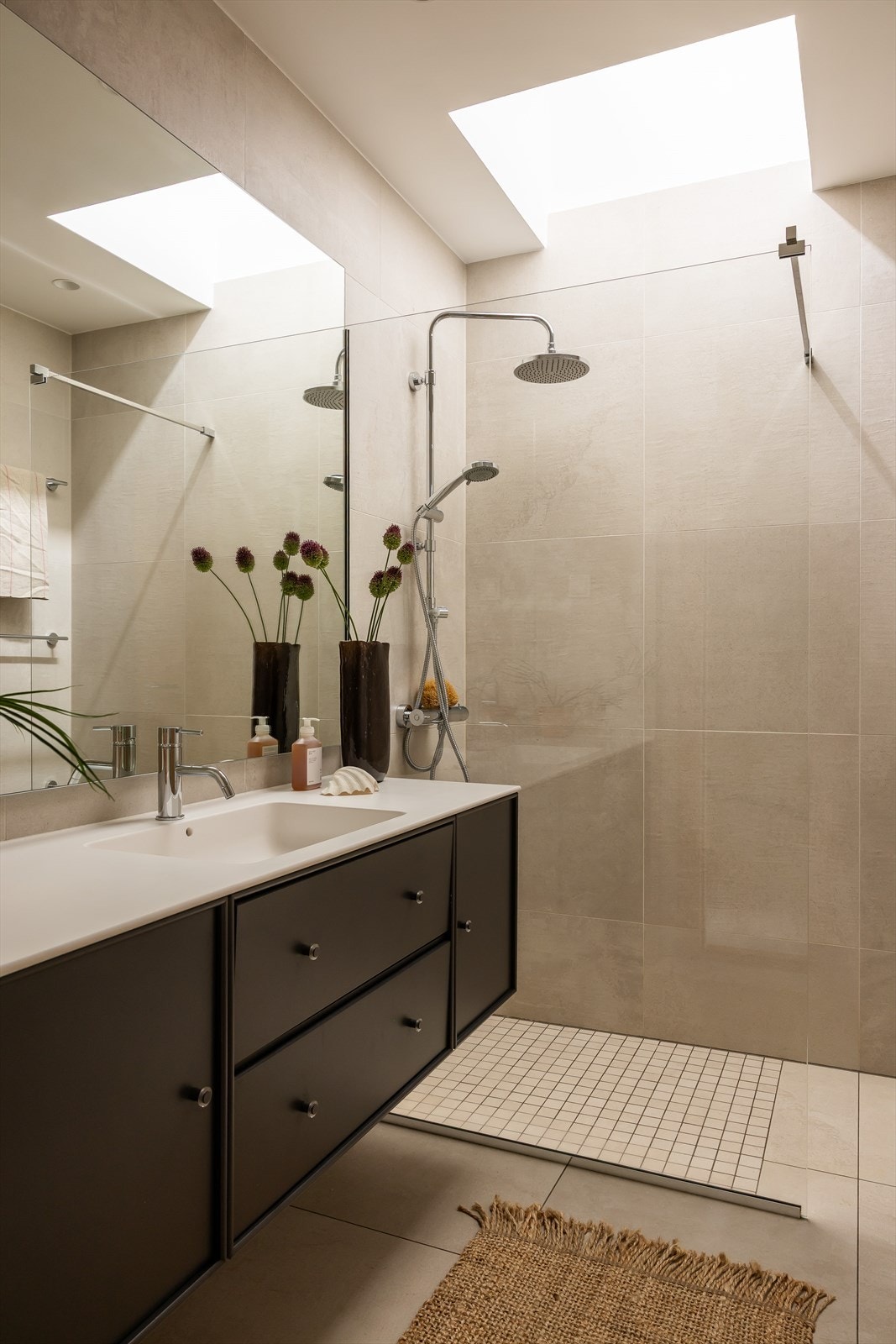 Bad pusset opp i 2017 med dusjnisje med dusjskillevegg i herdet glass. Galleribilde