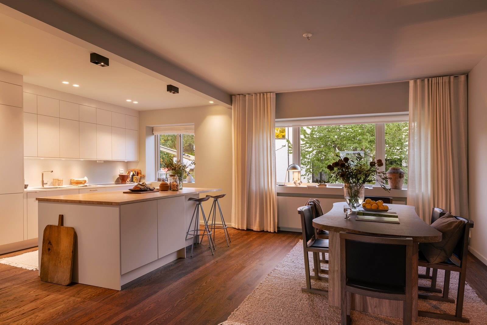 Hyggelig og sosialt spisekjøkken - Perfekt for hyggelige kvelder med familie og venner. Galleribilde