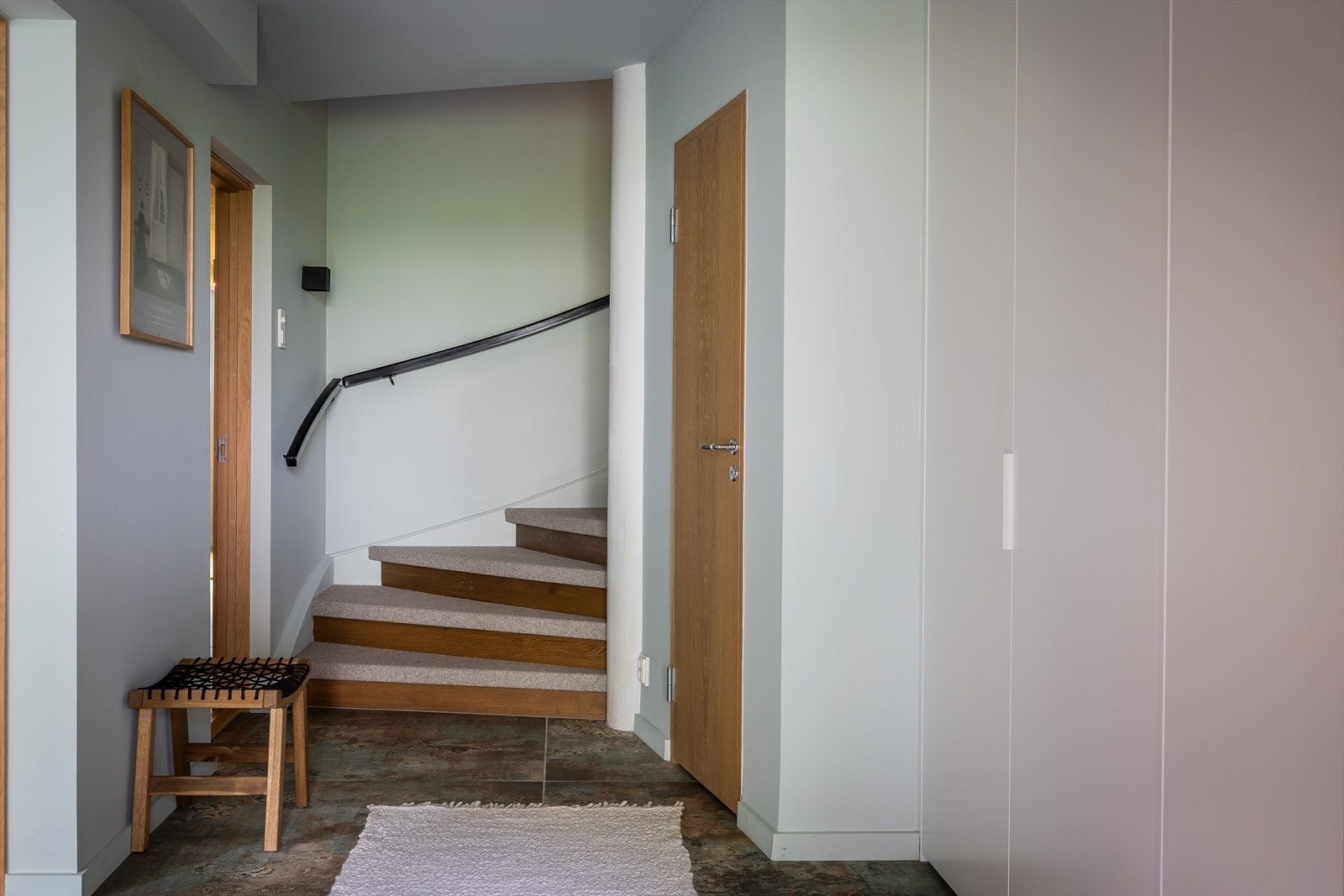 Innbydende entré med mye garderobeplass og praktisk bod under trapp. Galleribilde