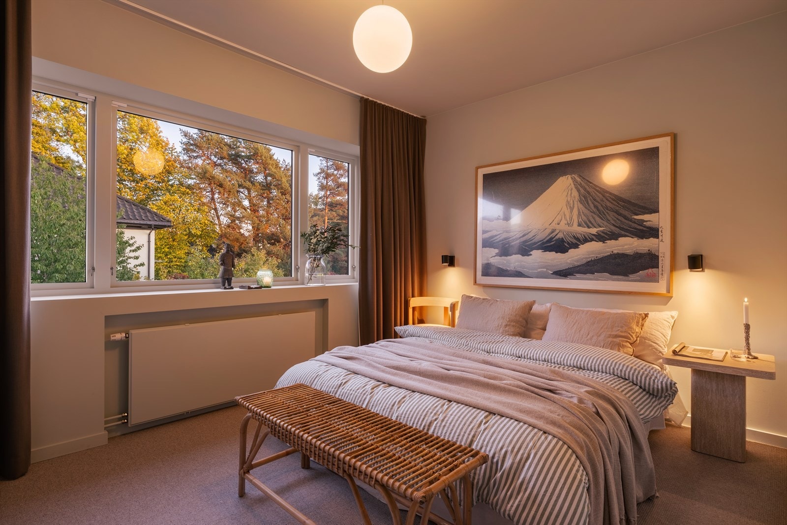 Her er det god plass til dobbeltseng og tilhørende møblement. Galleribilde