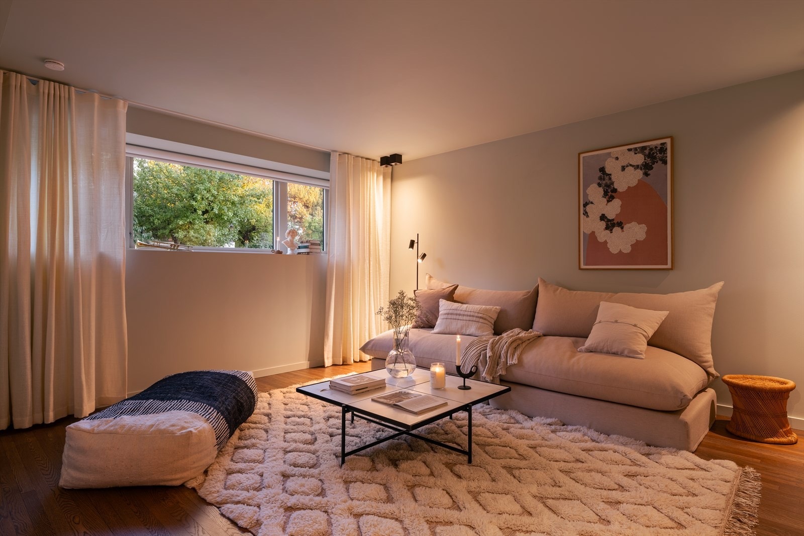 Romslig kjellerstue med parkett. Her er det god plass til sofagruppe og tilhørende møblement. Galleribilde