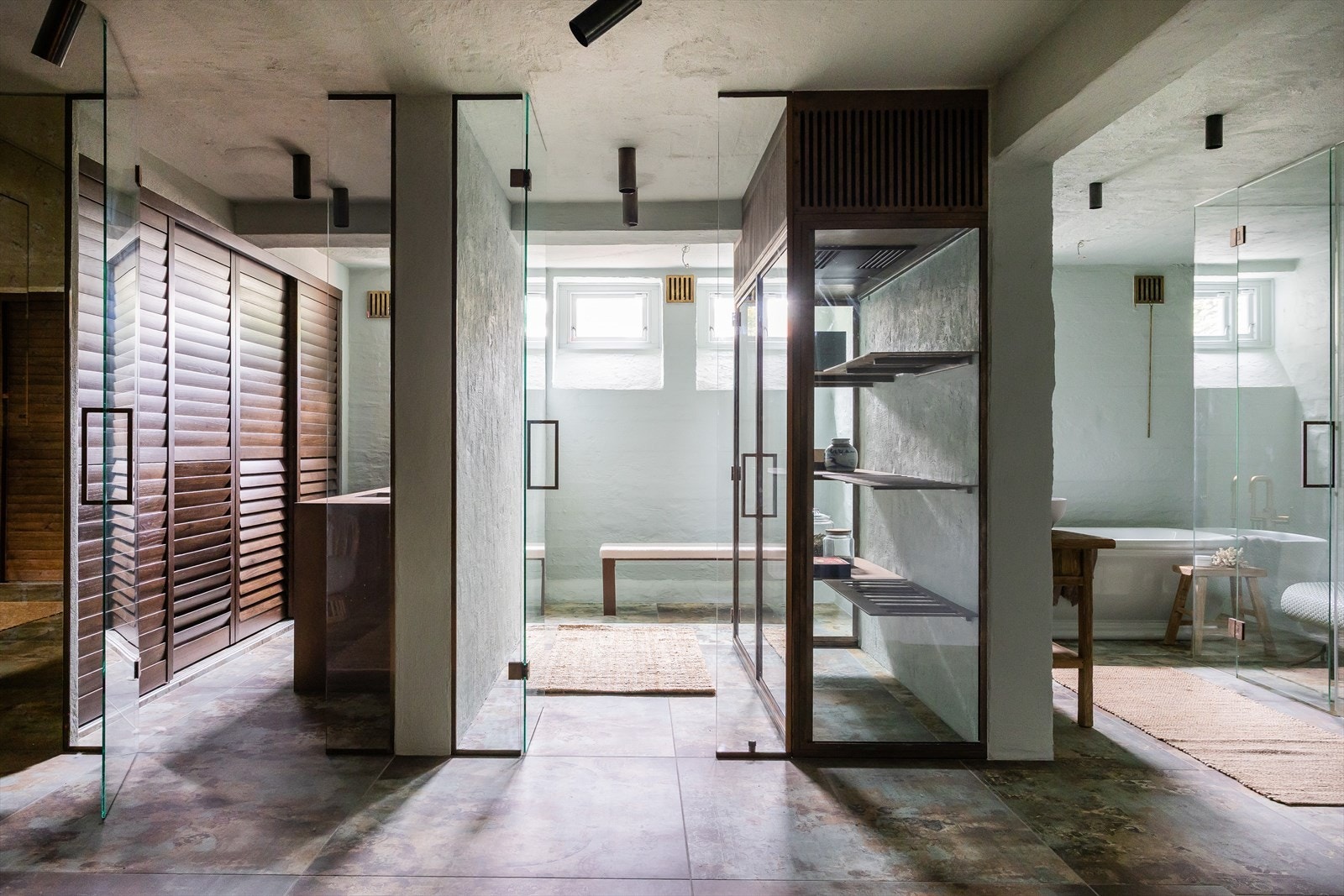 Underetasjen er innredet med trimrom, vaskerom/tek. rom, vinrom og bad/badstue/steamrom. Galleribilde