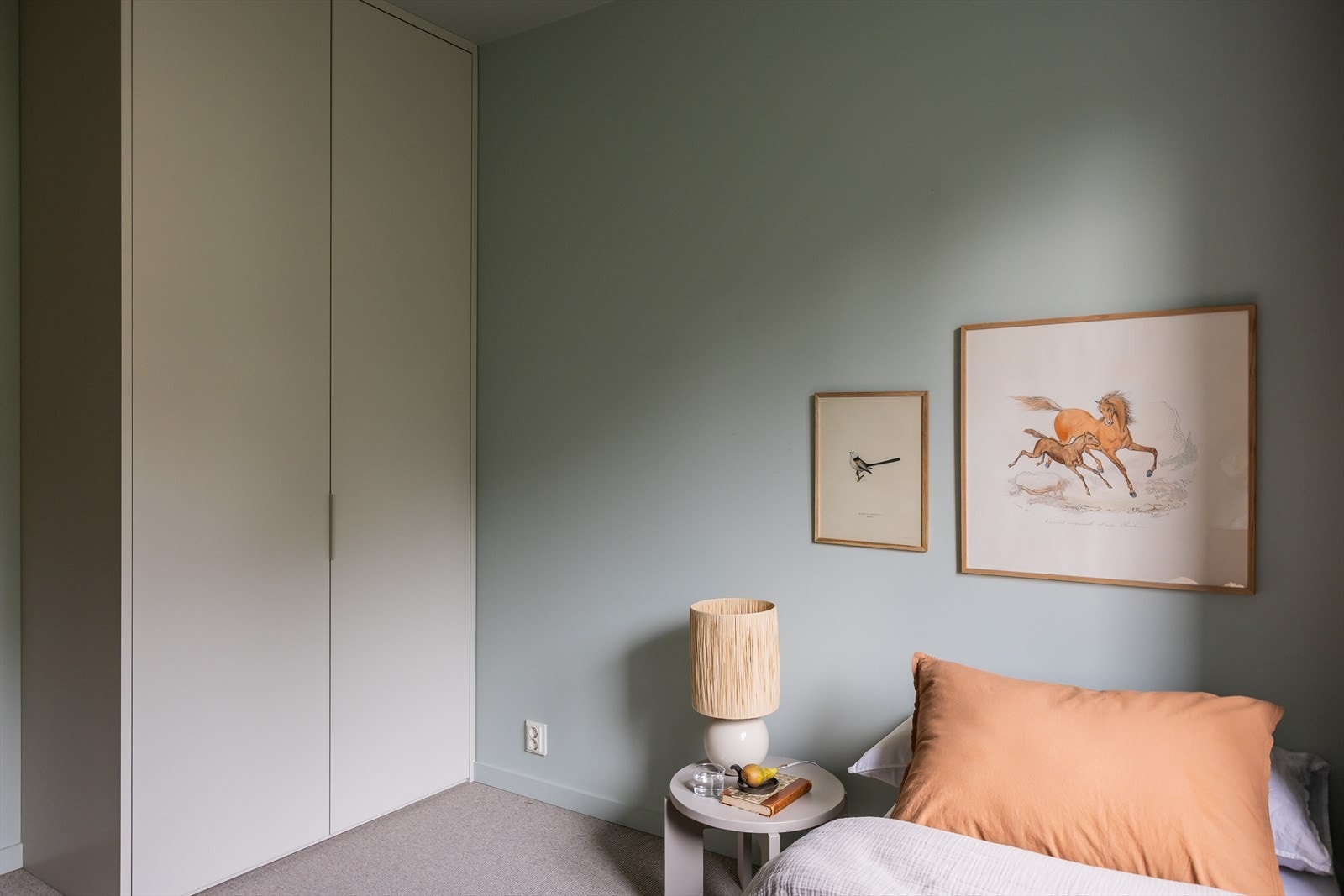 Snekkertilpasset garderobeskap. Galleribilde