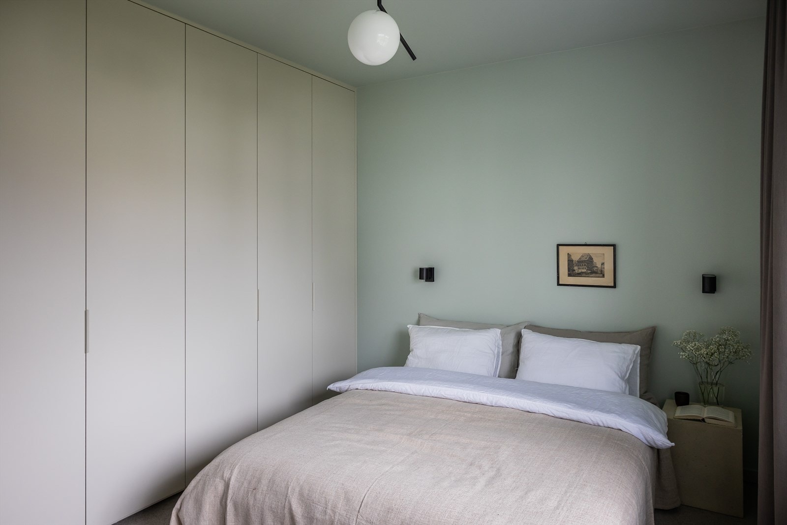 Snekkertilpasset garderobeskap. Galleribilde