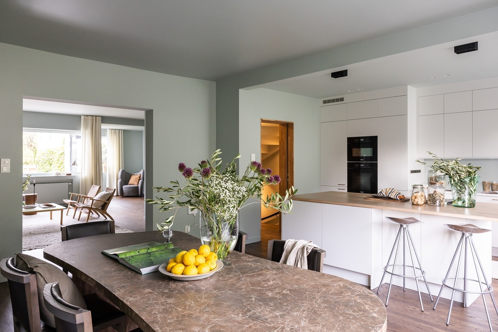 Boligen varmes opp med radiatorer og varmekabler på bad og i kjeller. Galleribilde