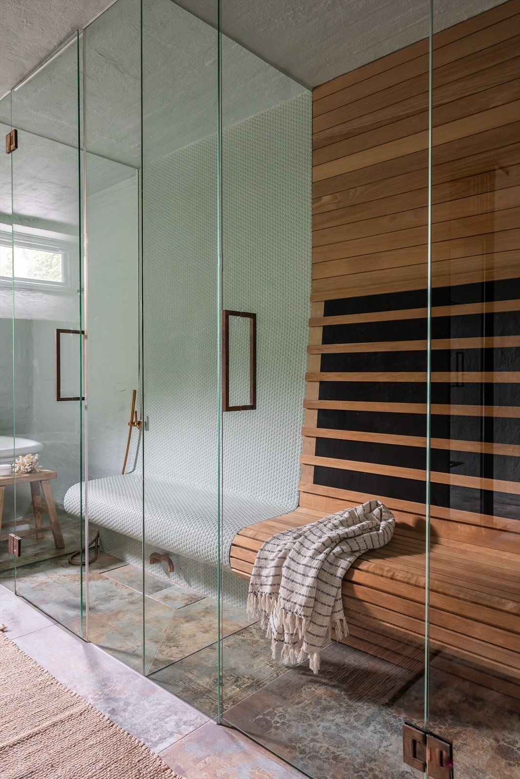 Steamrom med glassvegger, dør og flislagt benk og IR-badstue med glassvegger, dør og sittebenk i heltre utførelse. Galleribilde