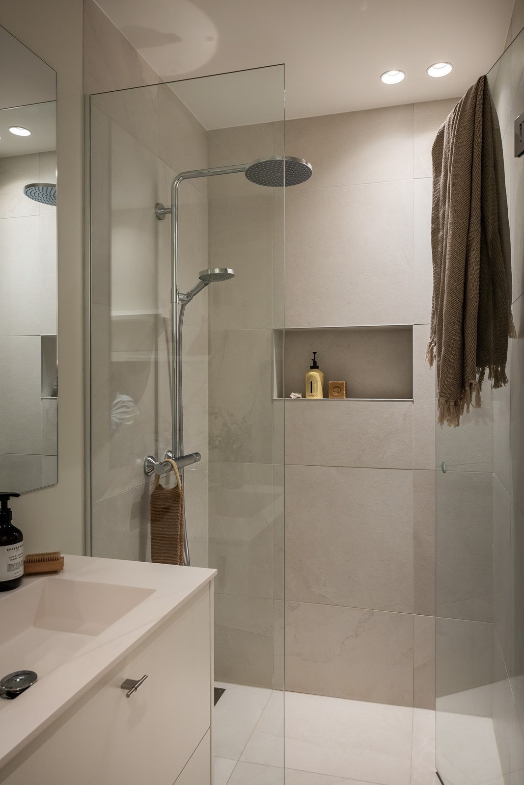 Romslig dusjsone med regn og hånddusj. Innebygget nisje i vegg. Galleribilde