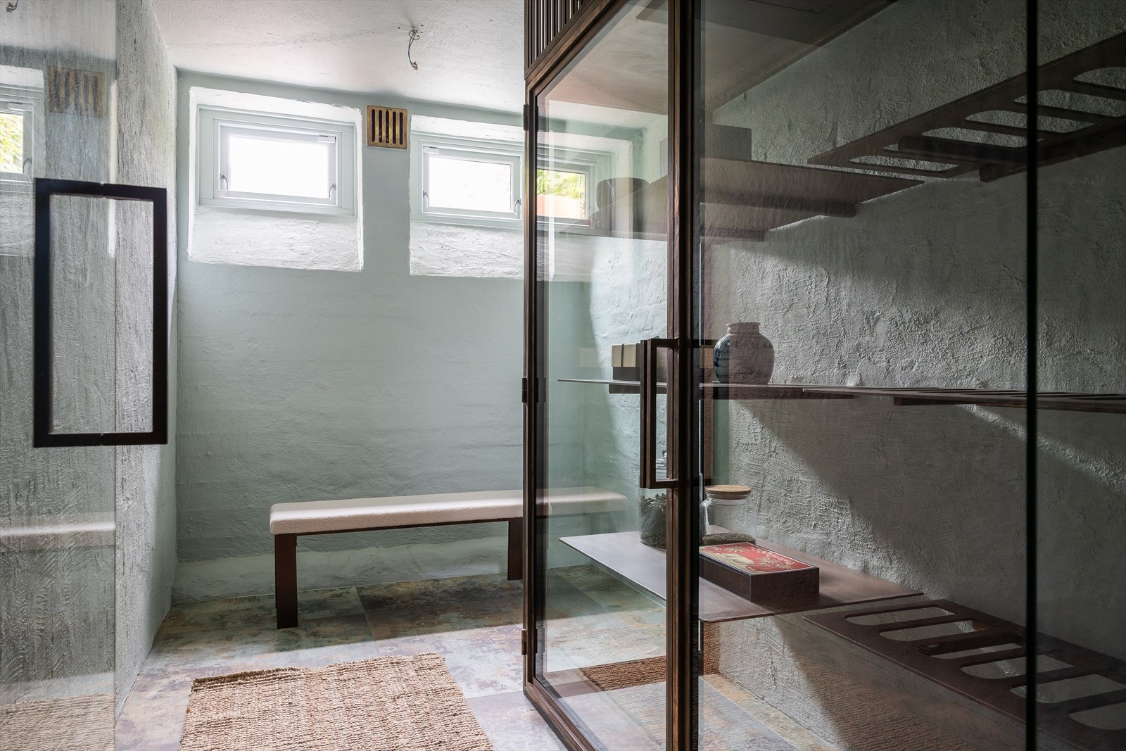 Flott vinrom med vinkjøl i lekker utførelse med glassvegger og metall. Galleribilde