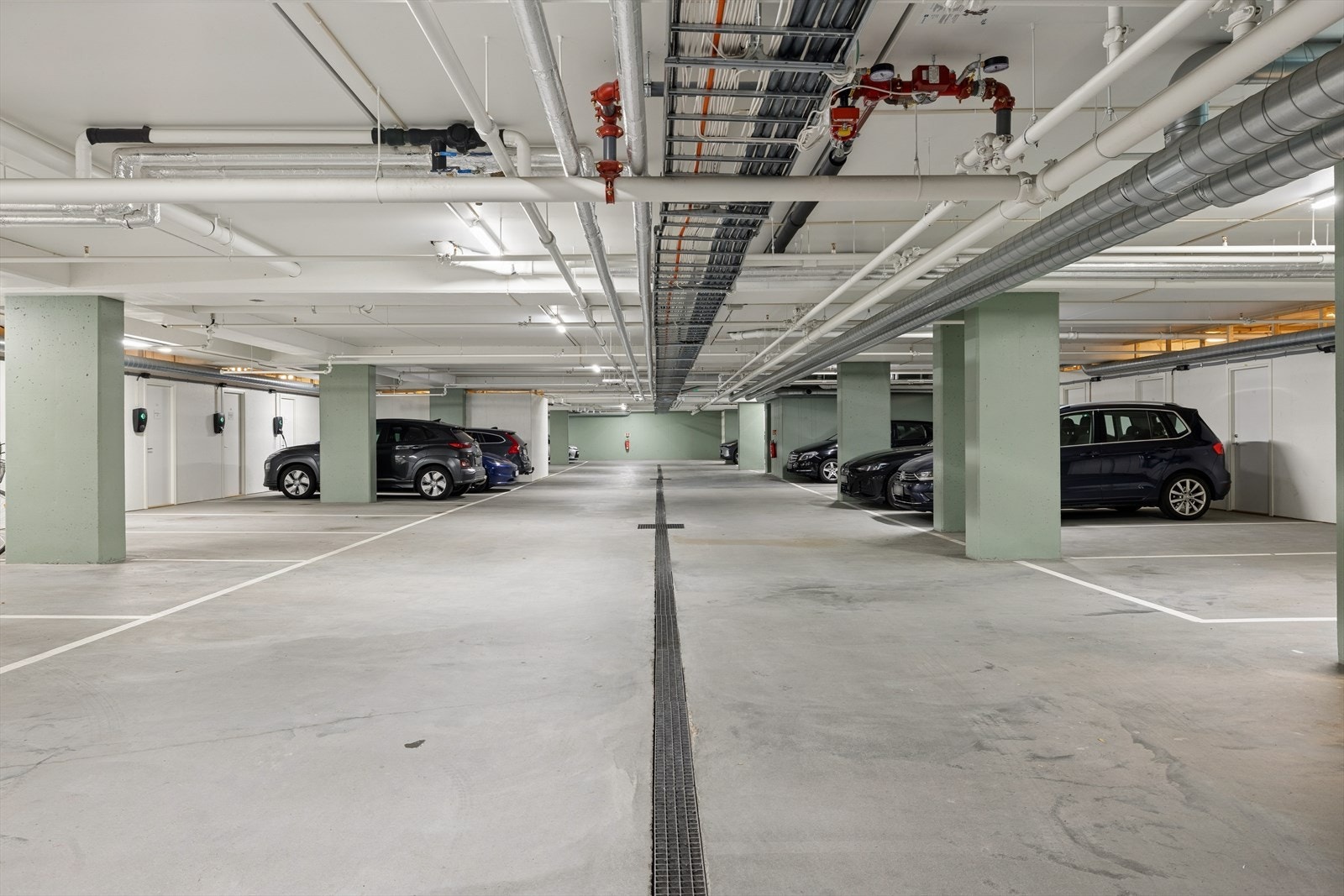 Det er mulighet for å kjøpe parkeringsplass i p-kjeller for kr. 450.000,-. Det er i tillegg gjesteplasser inne i parkeringskjeller. Galleribilde