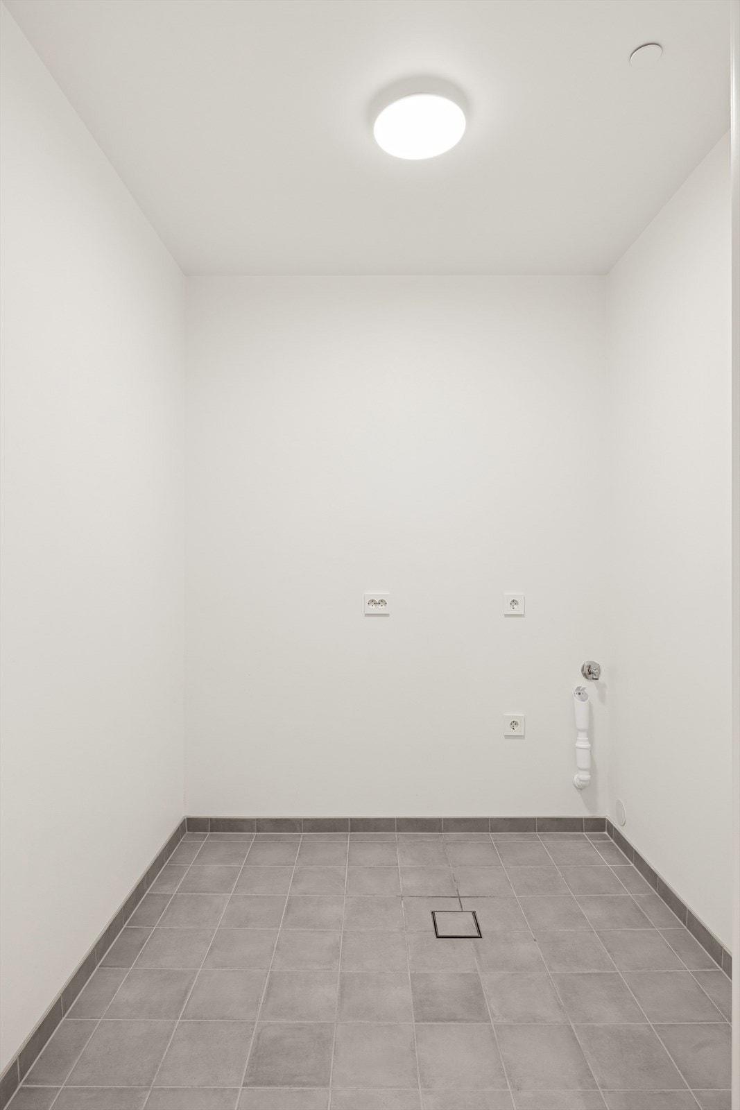 I tillegg finnes et separat vaskerom med opplegg for vaskemaskin, som gir en praktisk og funksjonell løsning i hverdagen. Galleribilde