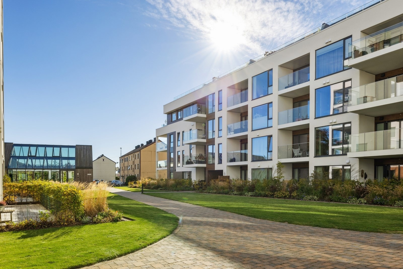 Som beboer får man også tilgang til felles fasiliteter som glasshus med selskapslokale, hobbyrom og drivhus, samt opparbeidede uteområder med grøntanlegg og turstier langs Prestebekken. Galleribilde