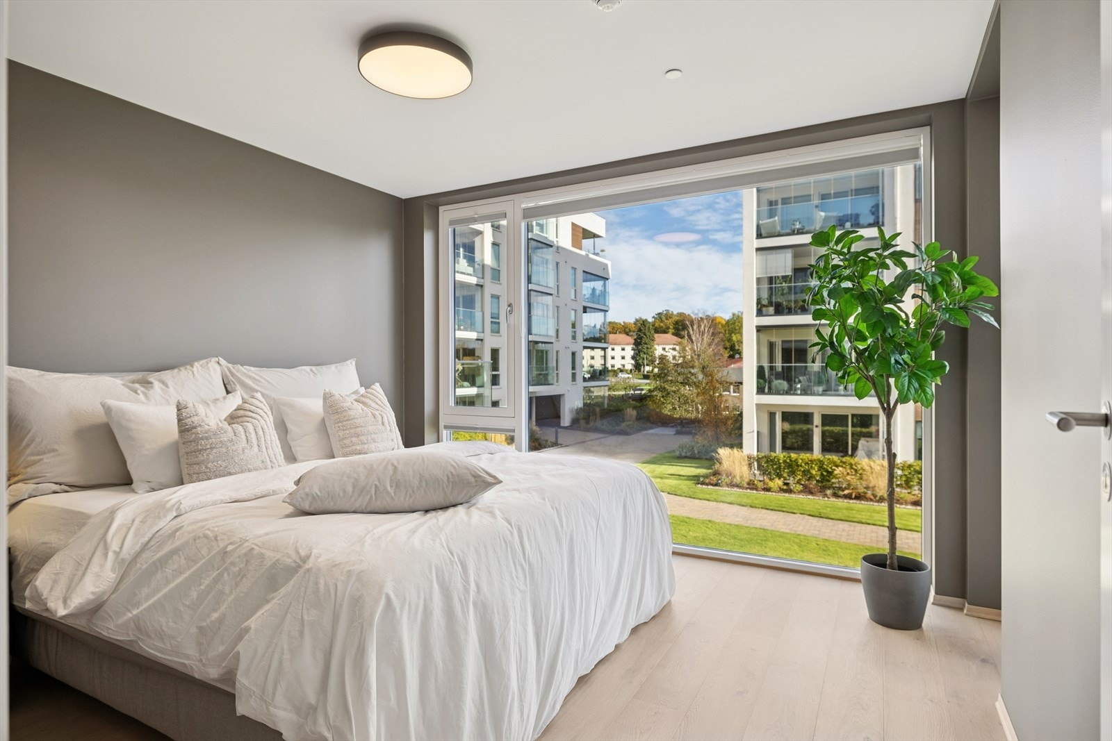 Soverom 2 - begge av god størrelse med god plass til garderobe og tilhørende møblement. Galleribilde