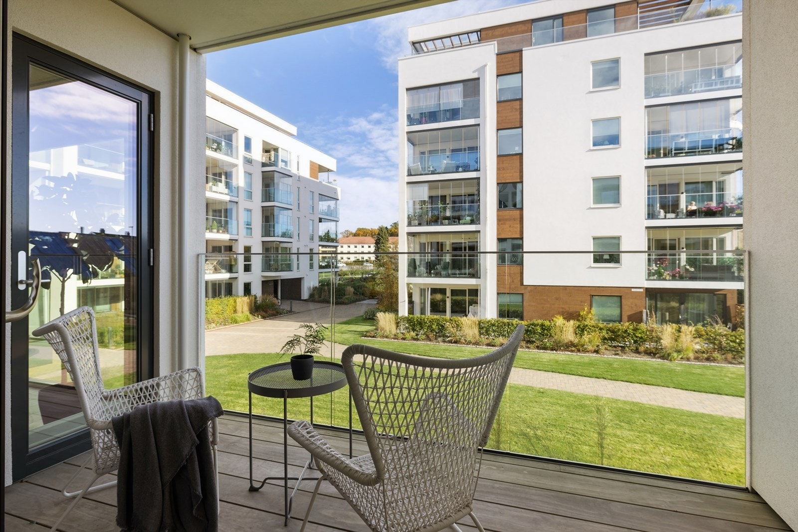 En stille og sval plass med behagelig morgensol. Galleribilde