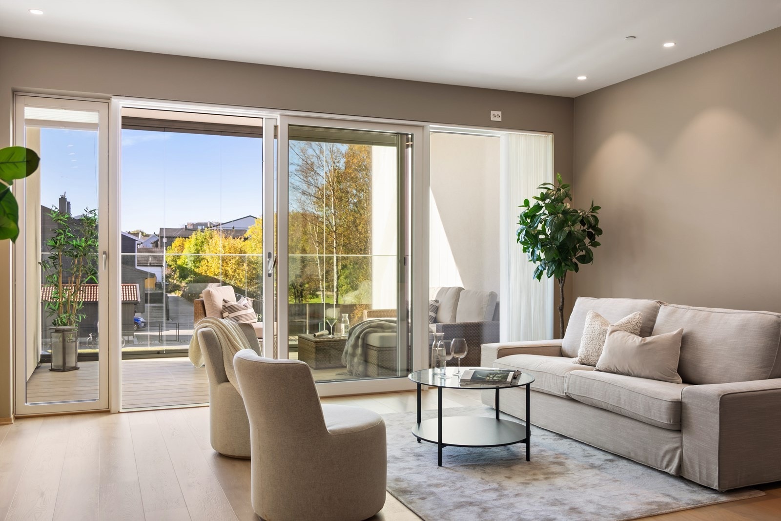 Vinduer har soldemping, og sprossefrie glassrekkverk gir uavbrutt utsikt og gjør at utemøbler kan stå ute hele året. Galleribilde