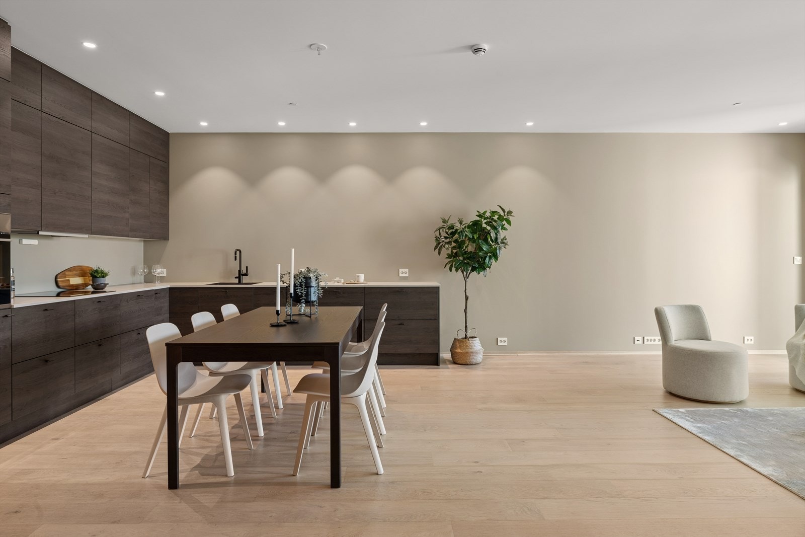 Kjøkkenet er levert av Strai, og er utstyrt med integrerte Electrolux hvitevarer, god arbeidsflate og plass til både spisebord og sofagruppe. Galleribilde