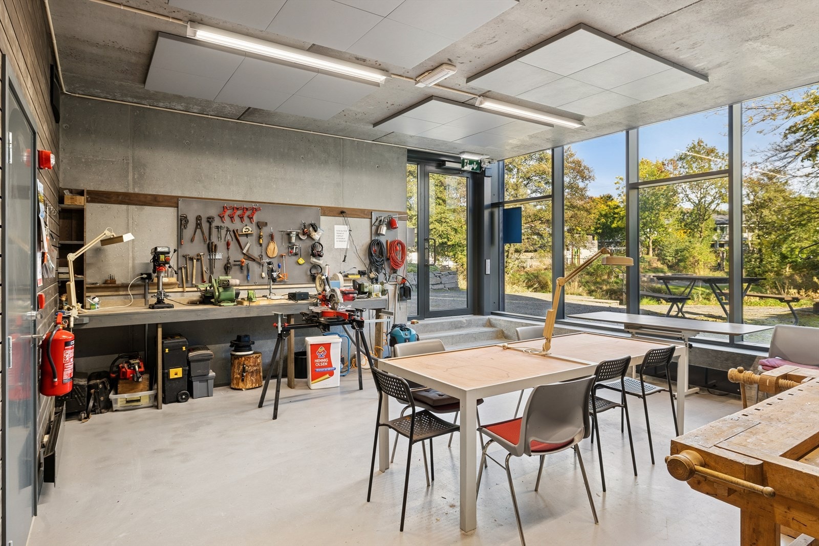 I underetasjen finnes et stort hobbyrom/fellesverksted med glassfasade mot Prestebekken, samt bilstellplass med vaske- og poleringsmuligheter. Galleribilde