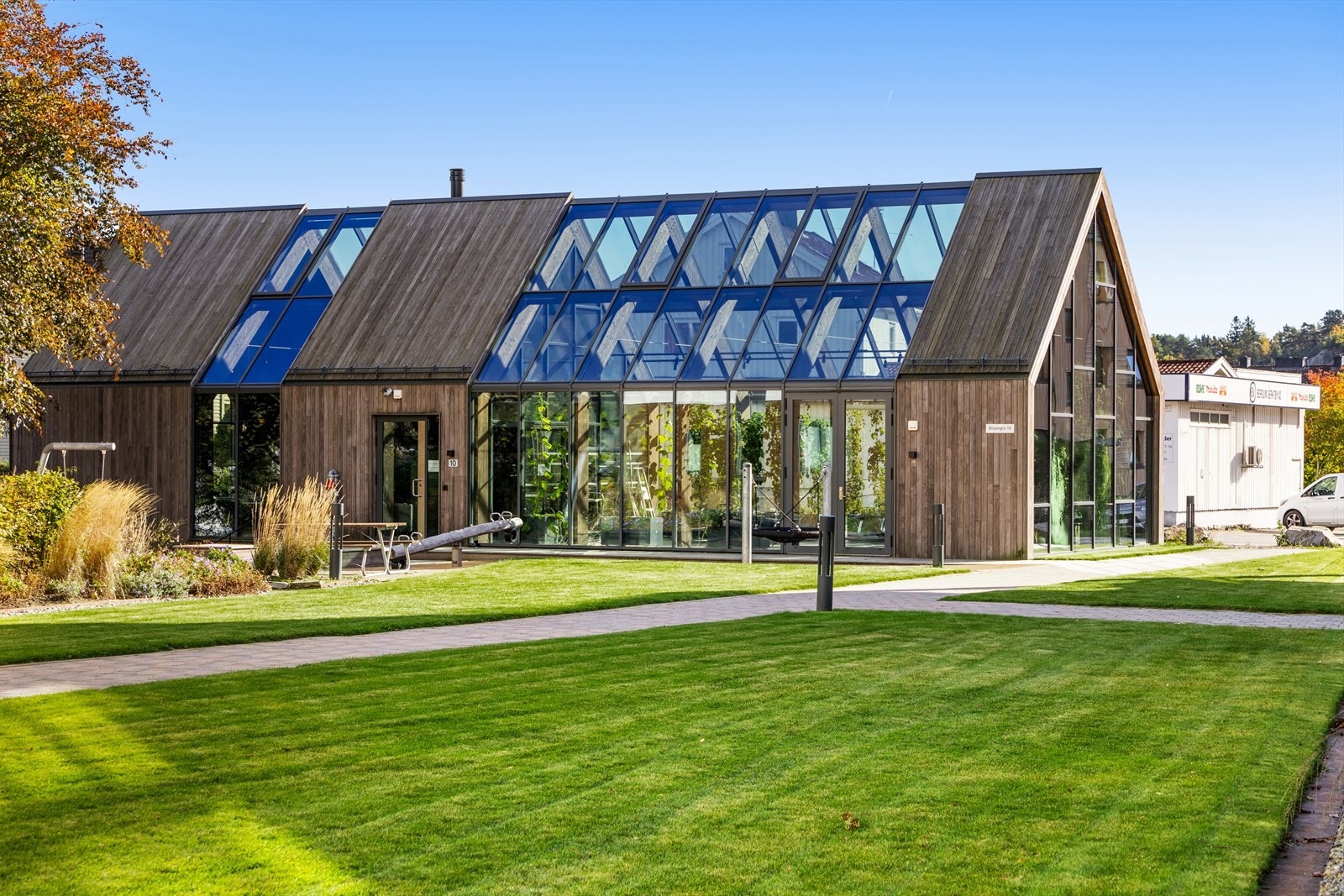 Glasshus med selskapslokale (orangerie). Galleribilde