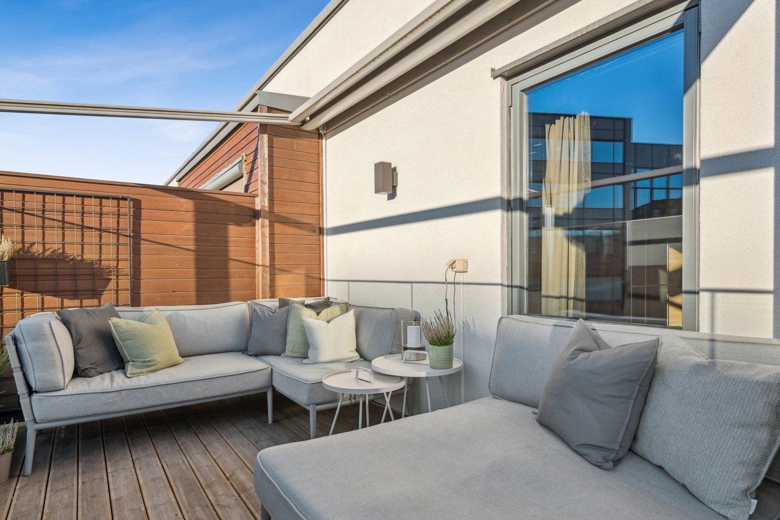 Hyggelig terrasse med fine møbleringsmuligheter Galleribilde